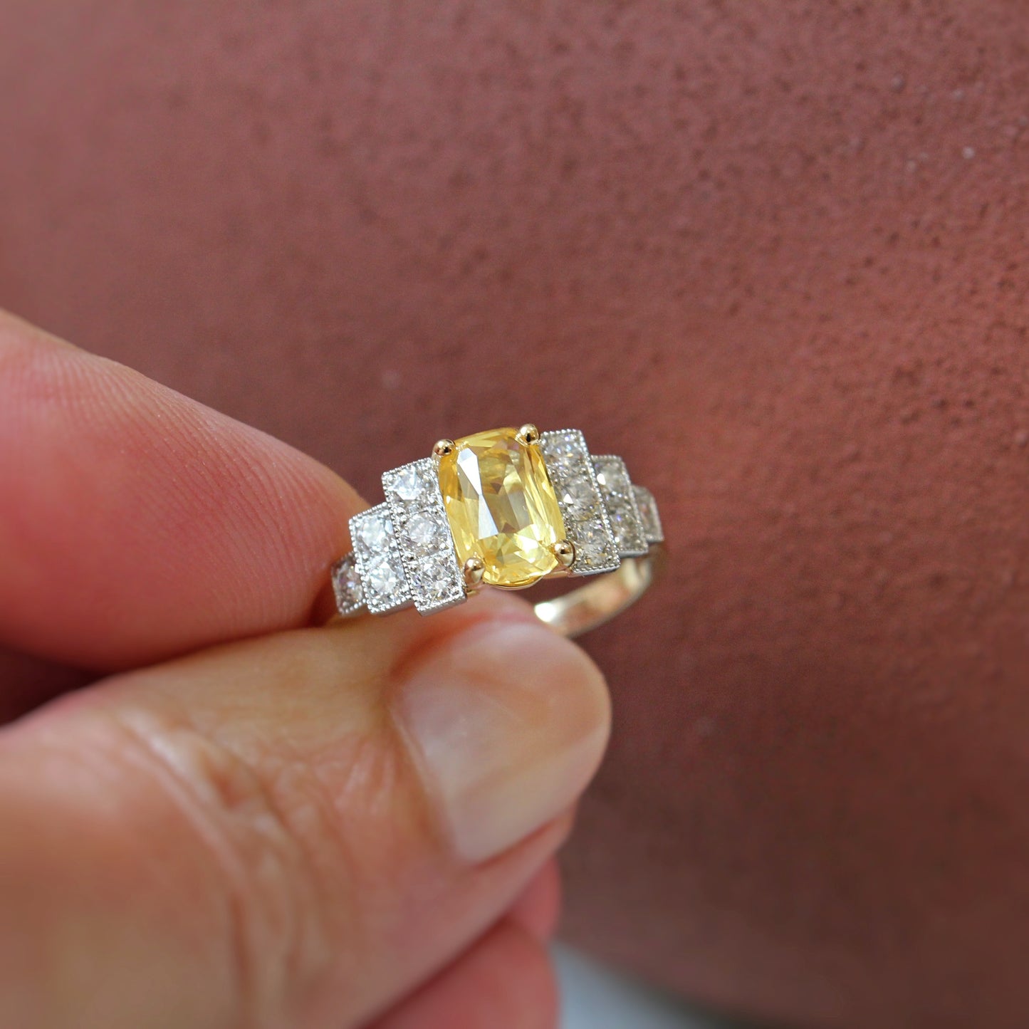 Bague solitaire saphir épaulé en escalier de diamants taille brillant-monture en or jaune et diamants sertis sur platine