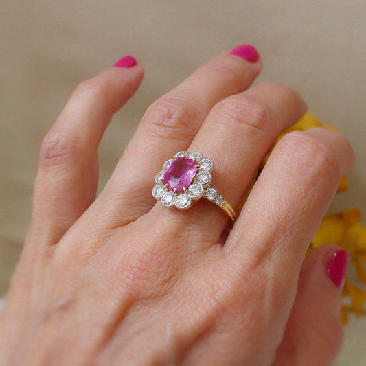 Bague de fiançailles-saphir rose taille coussin de 2,27 carats avec un entourage de diamants pour 1,63 carat