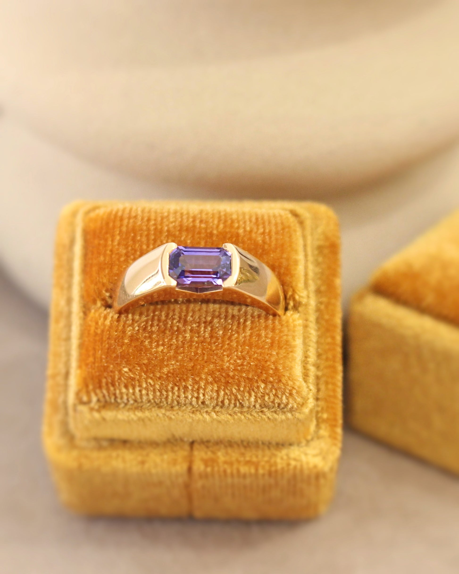 bague saphir violet sur une monture en or rose - bague jonc pour femme