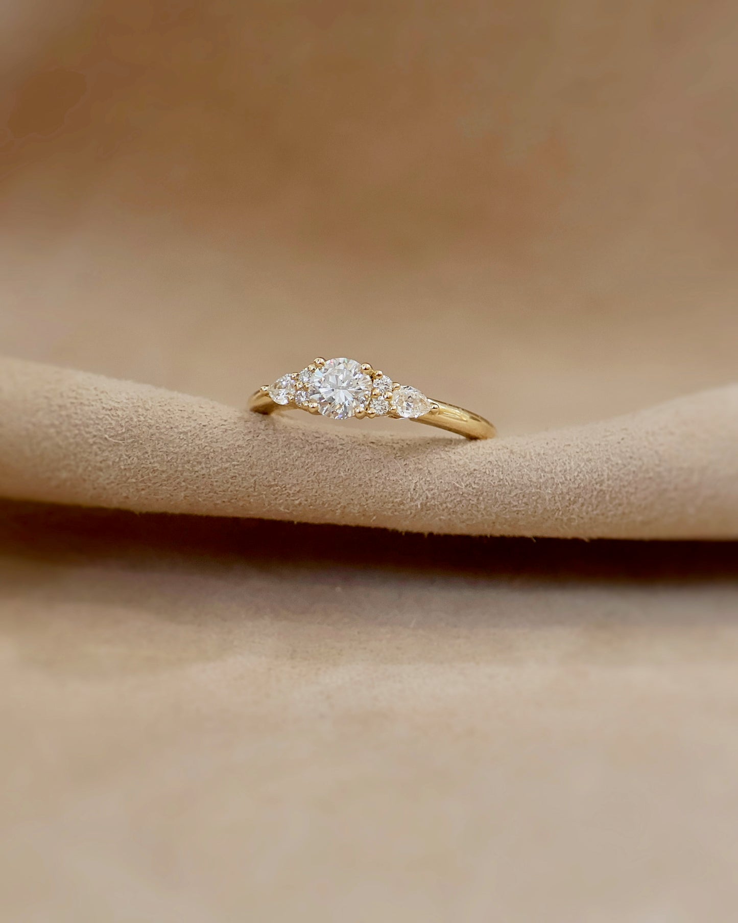 bague solitaire accompagne de diamants taille brillant et diamants taille poire-monture en or jaune 18k