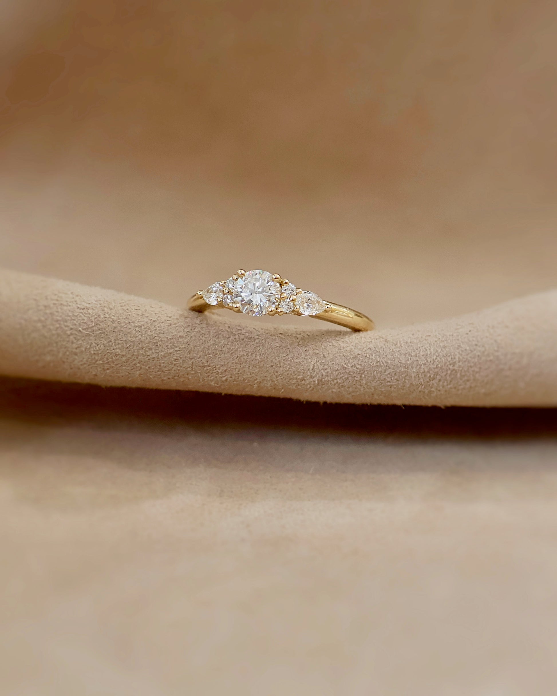bague solitaire accompagne de diamants taille brillant et diamants taille poire-monture en or jaune 18k