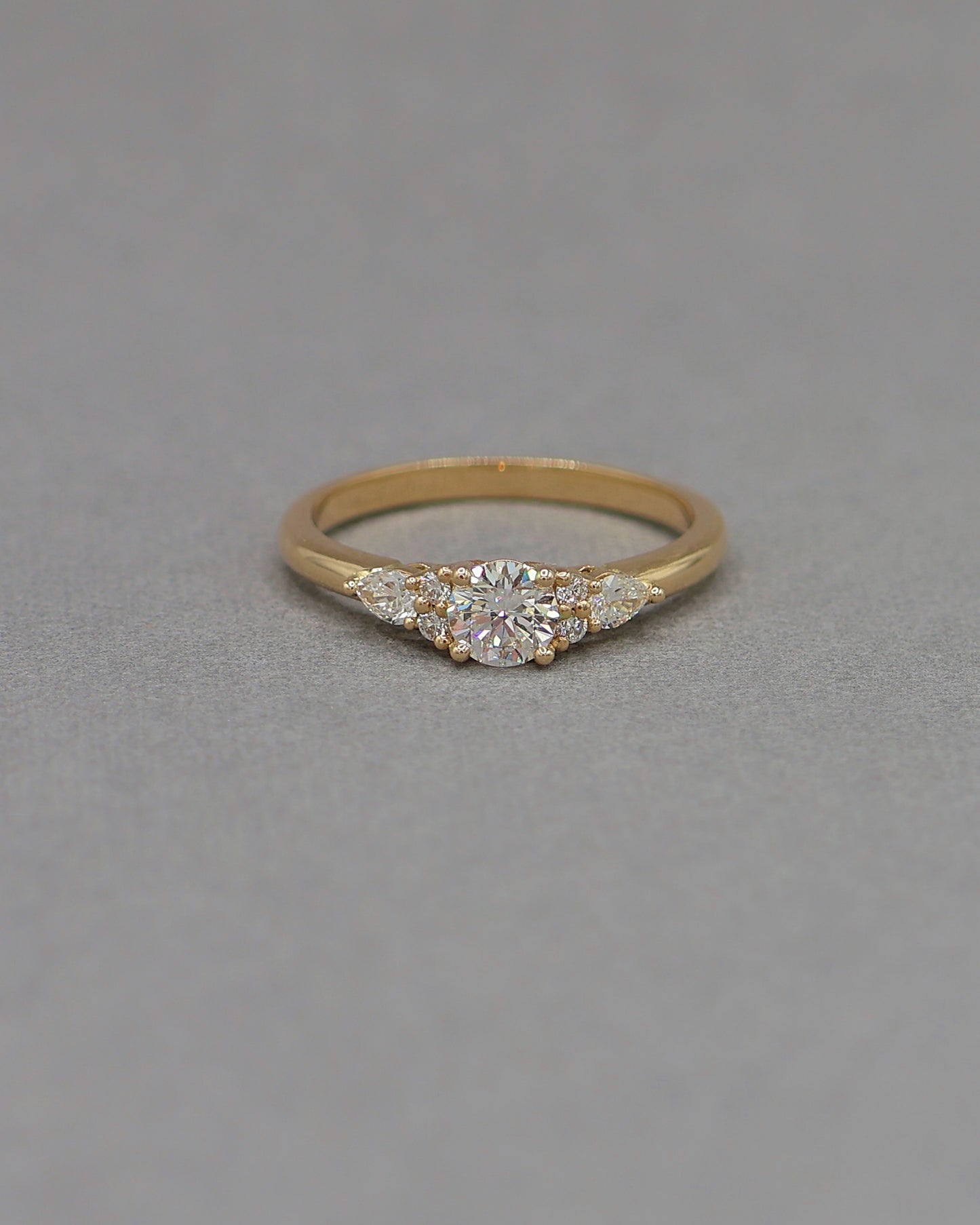 bague solitaire diamant_accompagne d_un degrade de diamants sur les cotes-monture en or jaune 18K