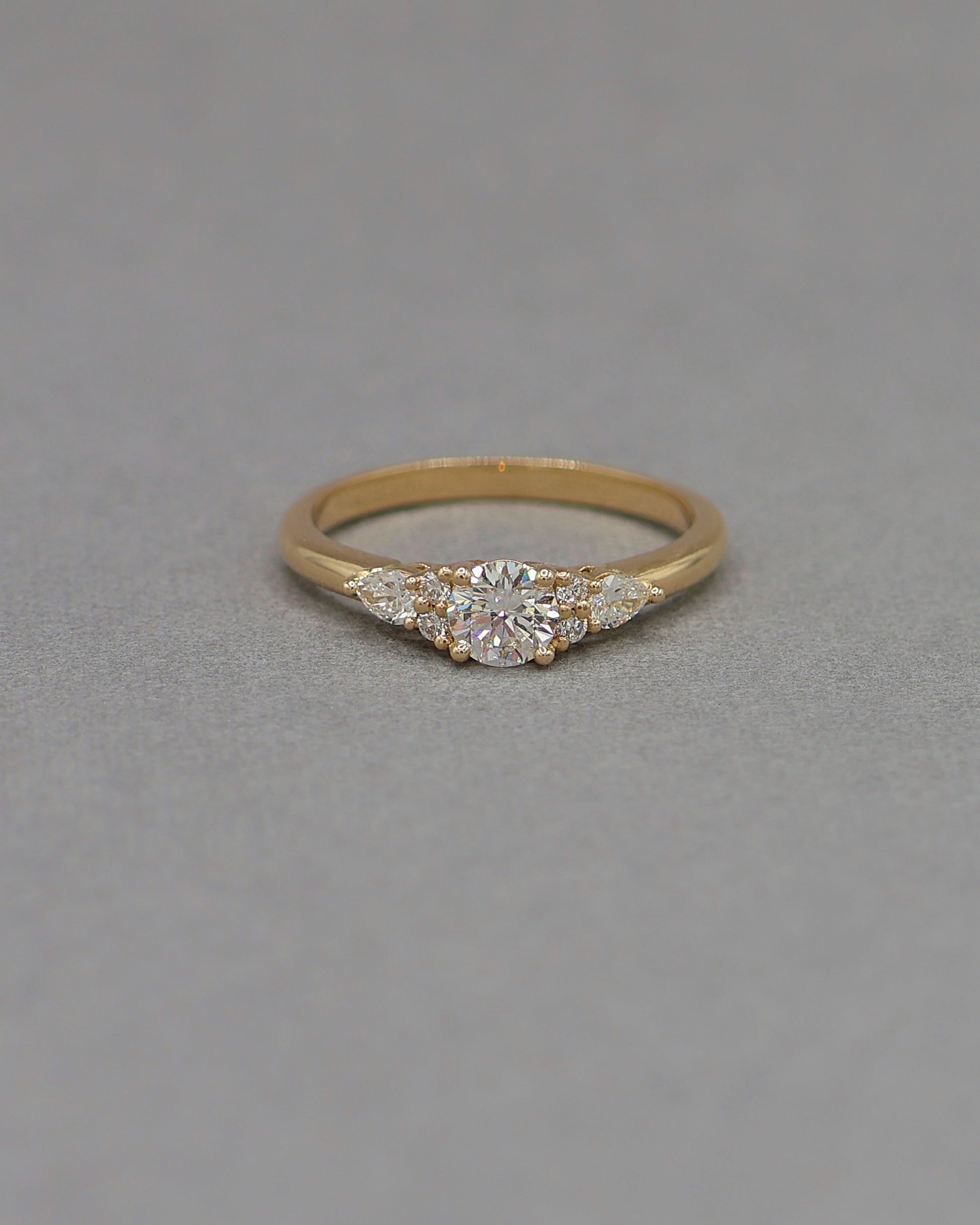 bague solitaire diamant_accompagne d_un degrade de diamants sur les cotes-monture en or jaune 18K