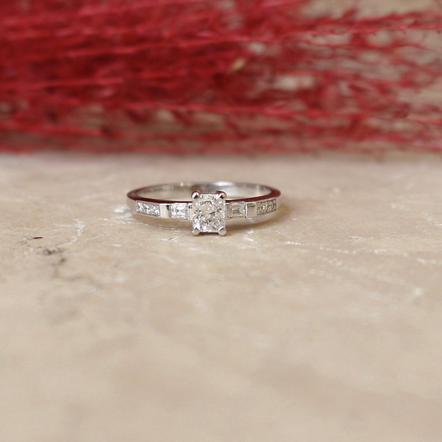 bague solitaire diamant épaulé de diamants baguette