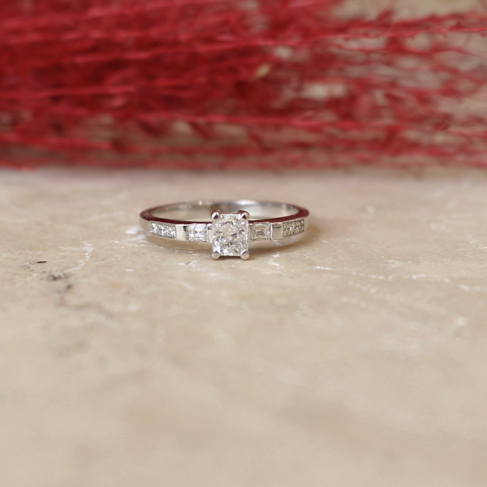 bague solitaire diamant épaulé de diamants baguette