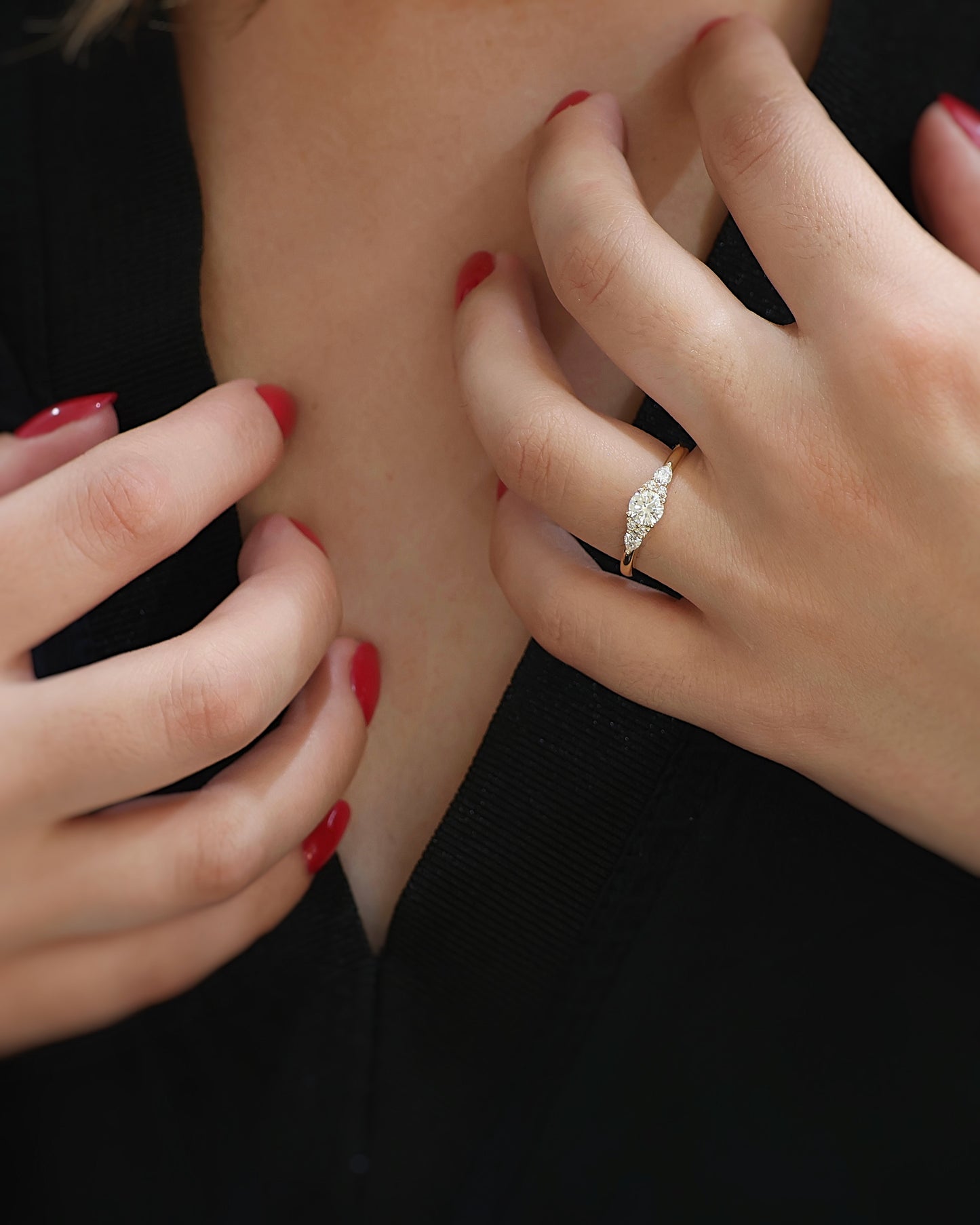 bague solitaire diamant epaule de poires et de brillants