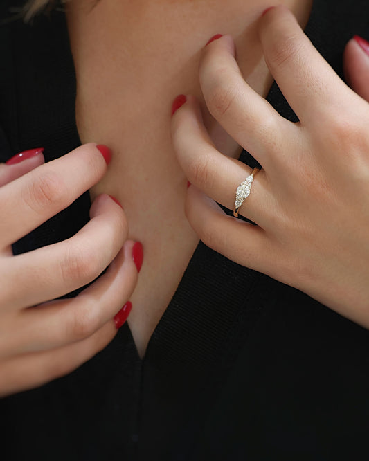 bague solitaire diamant epaule de poires et de brillants