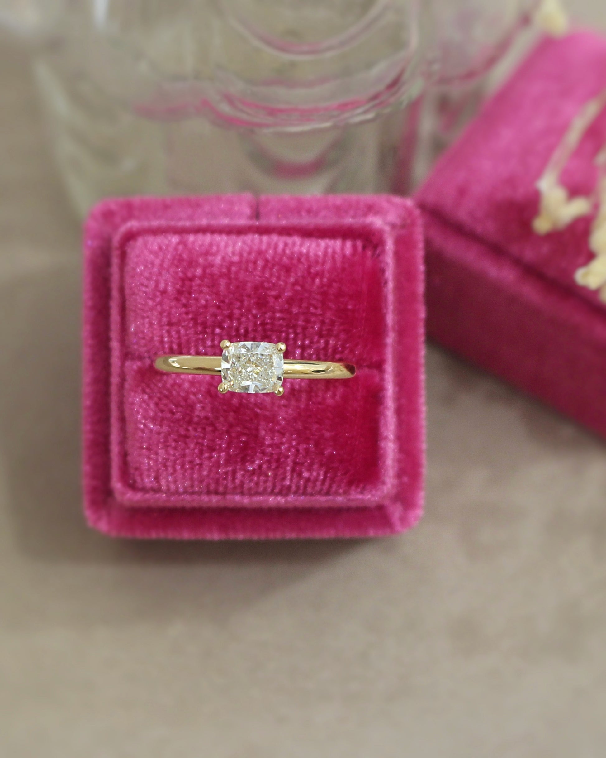bague solitaire diamant taille coussin de 0,70 carat- serti 4 griffes- anneau demi jonc en or jaune 18K