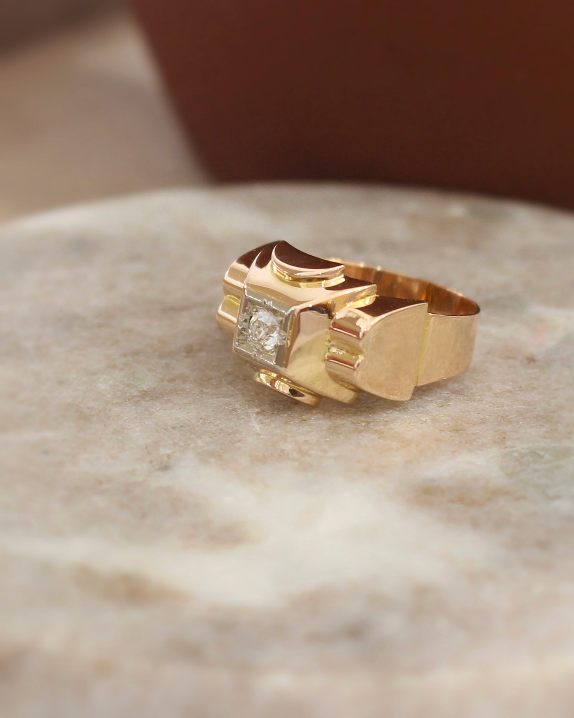 bague tank a dessins geometriques -diamant central taille ancienne