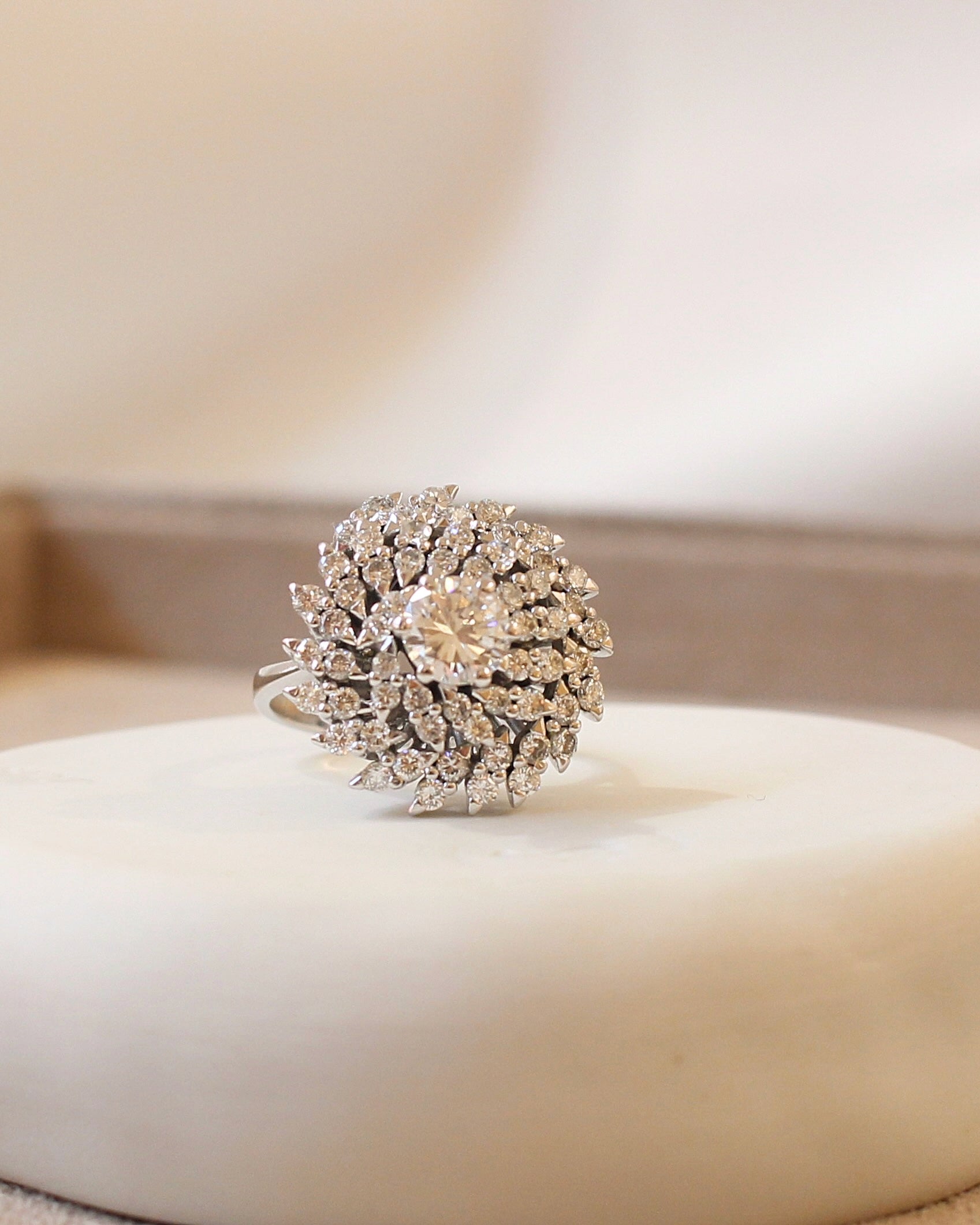 bague tourbillon des années 70 ornée de 59 diamants sur une monture ne or blanc