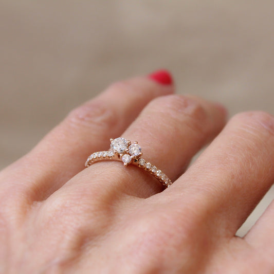 bague ornée d'un bouquet de trois diamants au centre et un anneau en or rose orné de diamants 