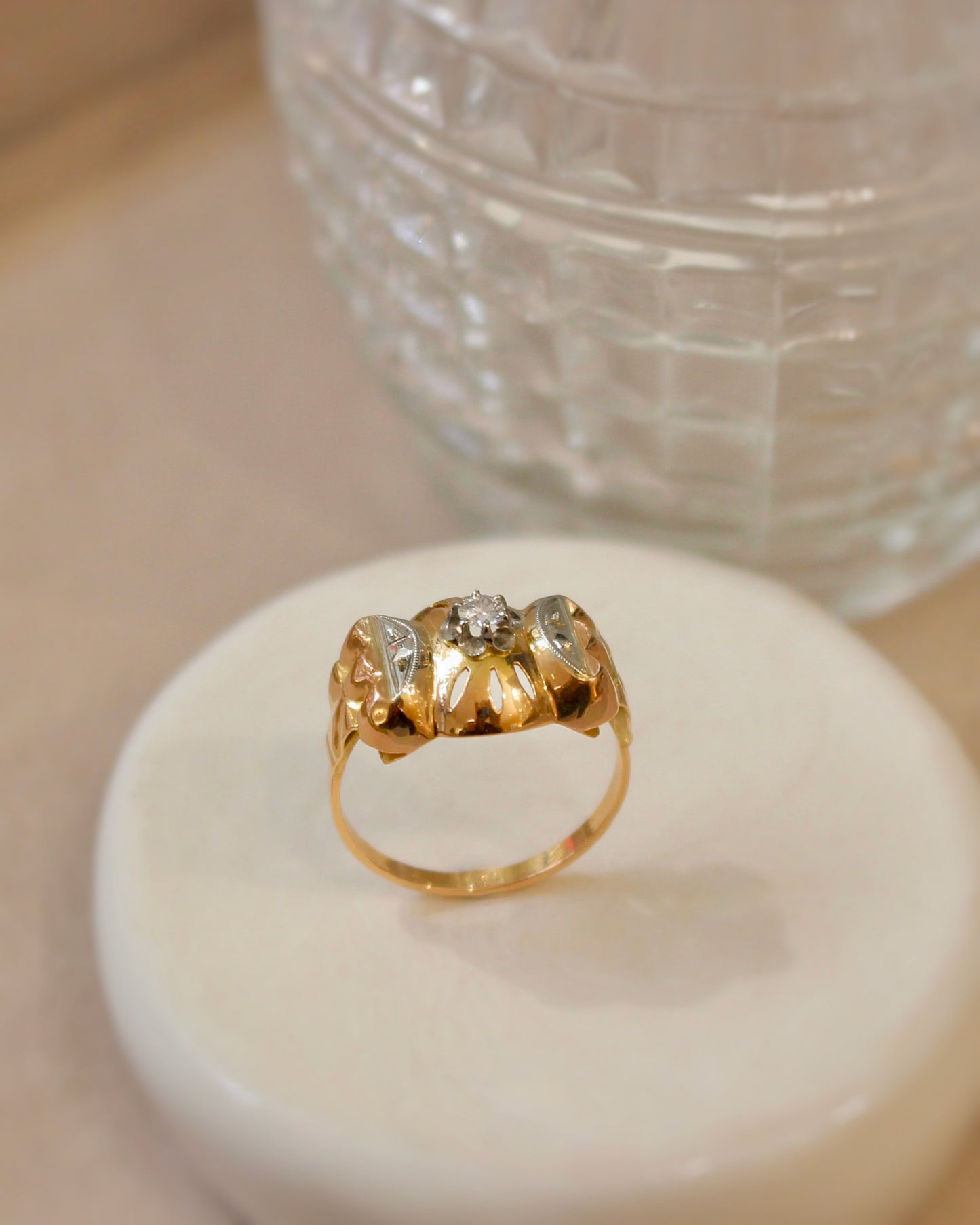 bague vers 1940-motifs ajourés et diamant sur or rose 18k
