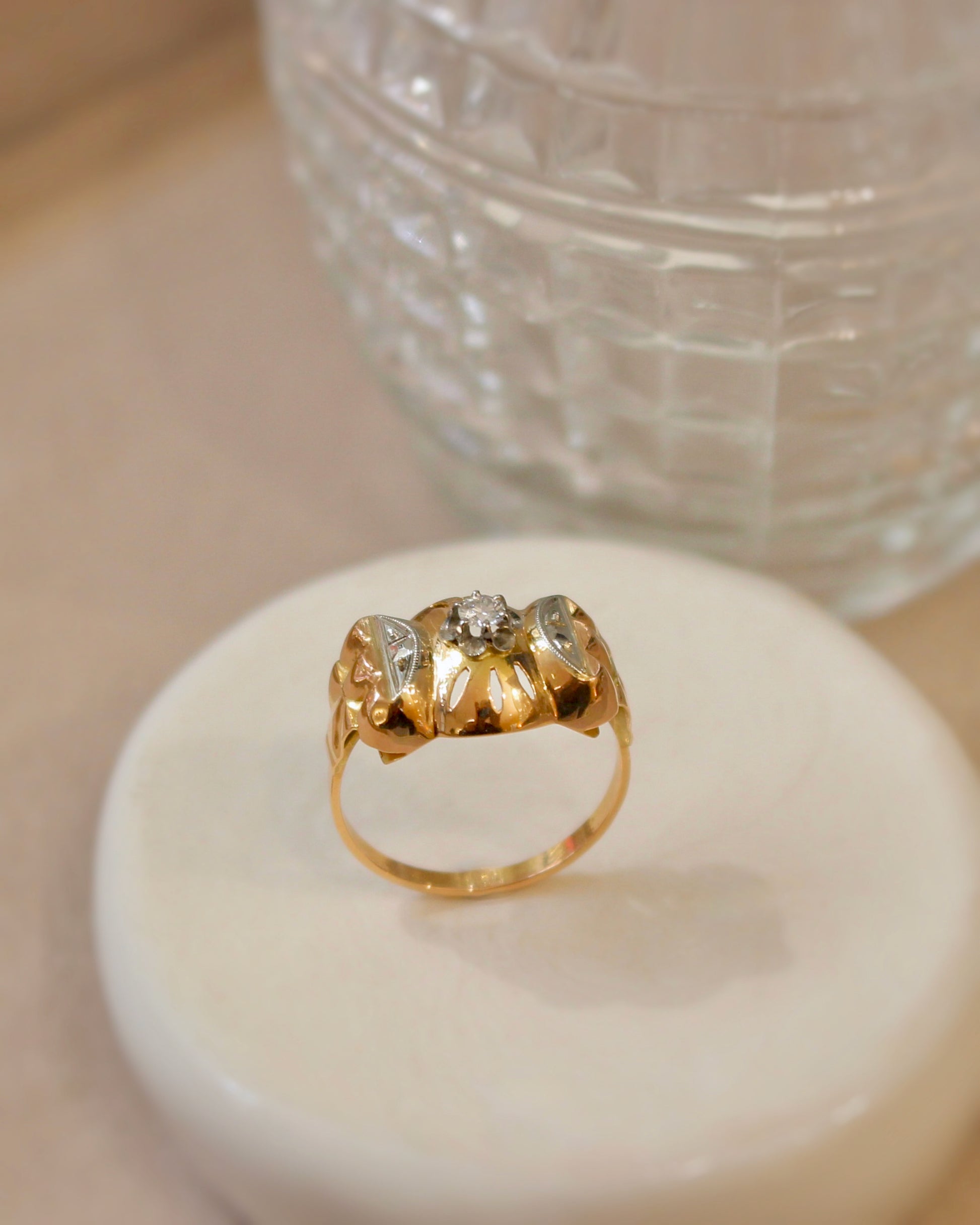 bague vers 1940-motifs ajourés et diamant sur or rose 18k