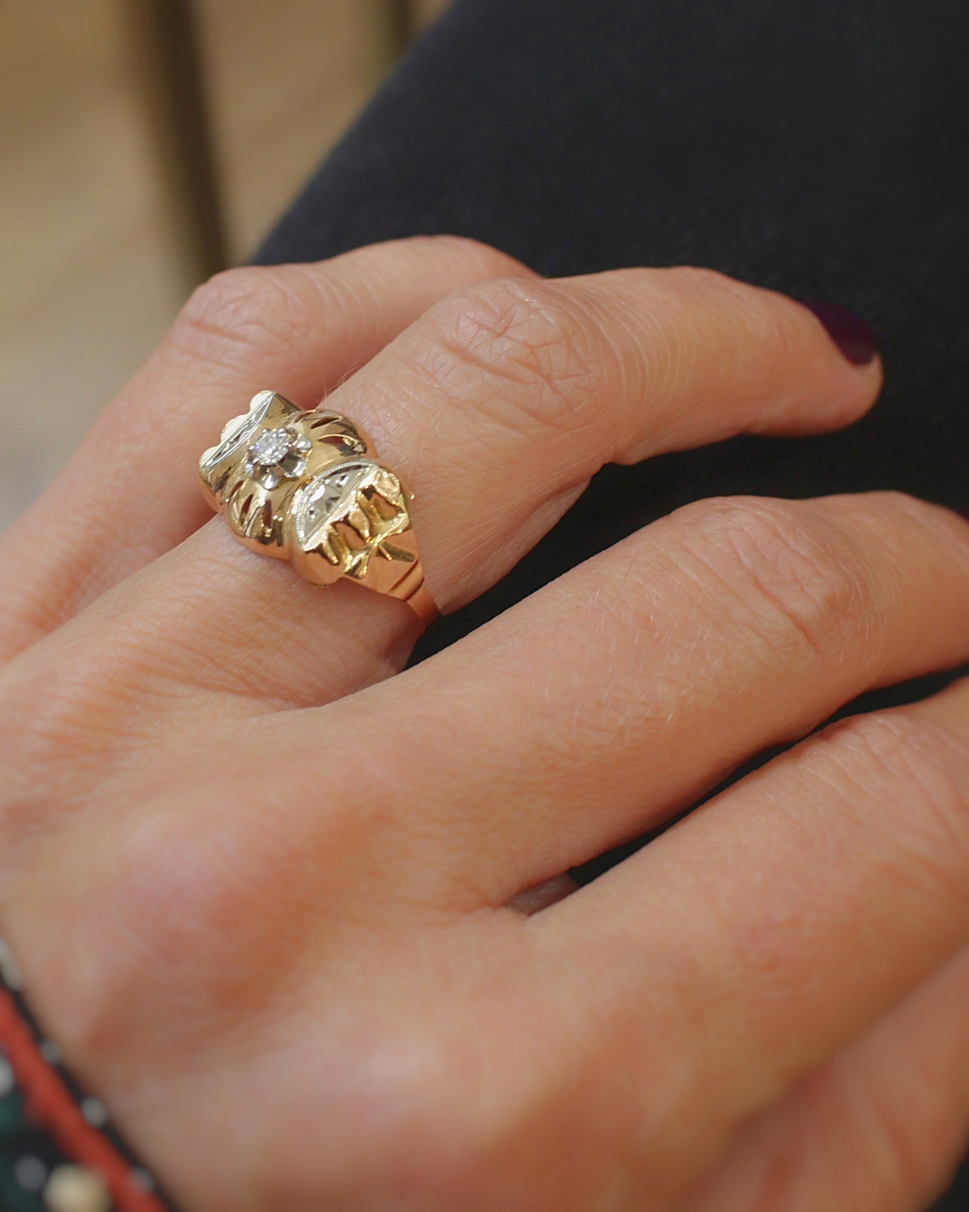 bague vintage des années 40-bague tank or et diamant central de 0,09 carat.