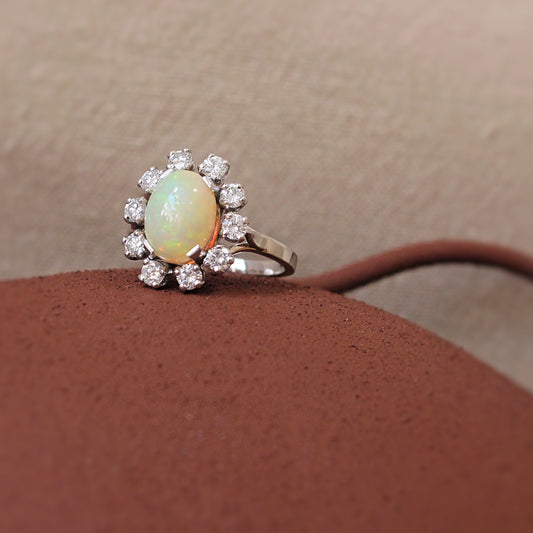Bague vintage opale entourage diamants sur or blanc