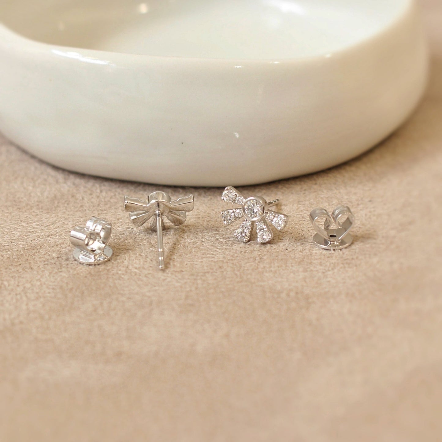 boucles d oreilles pour femme modèe inspiration Art Déco - diamants et or blanc 18k