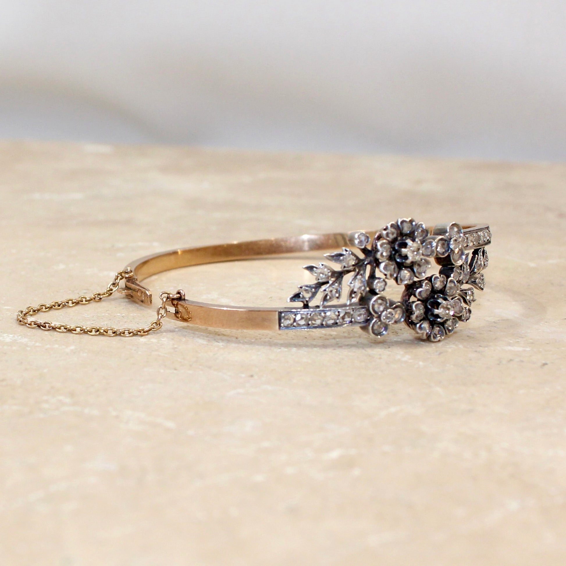 bracelet fin 19ème en or rose orné de motifs floraux- diamants taille rose sertis sur argent