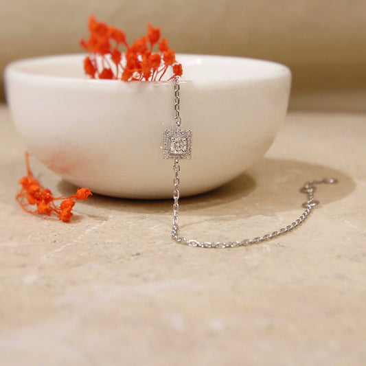 bracelet fin pour femme en or blanc et diamants- une chaine maille forçat ornée en son centre d'un motif carré pavé de diamants