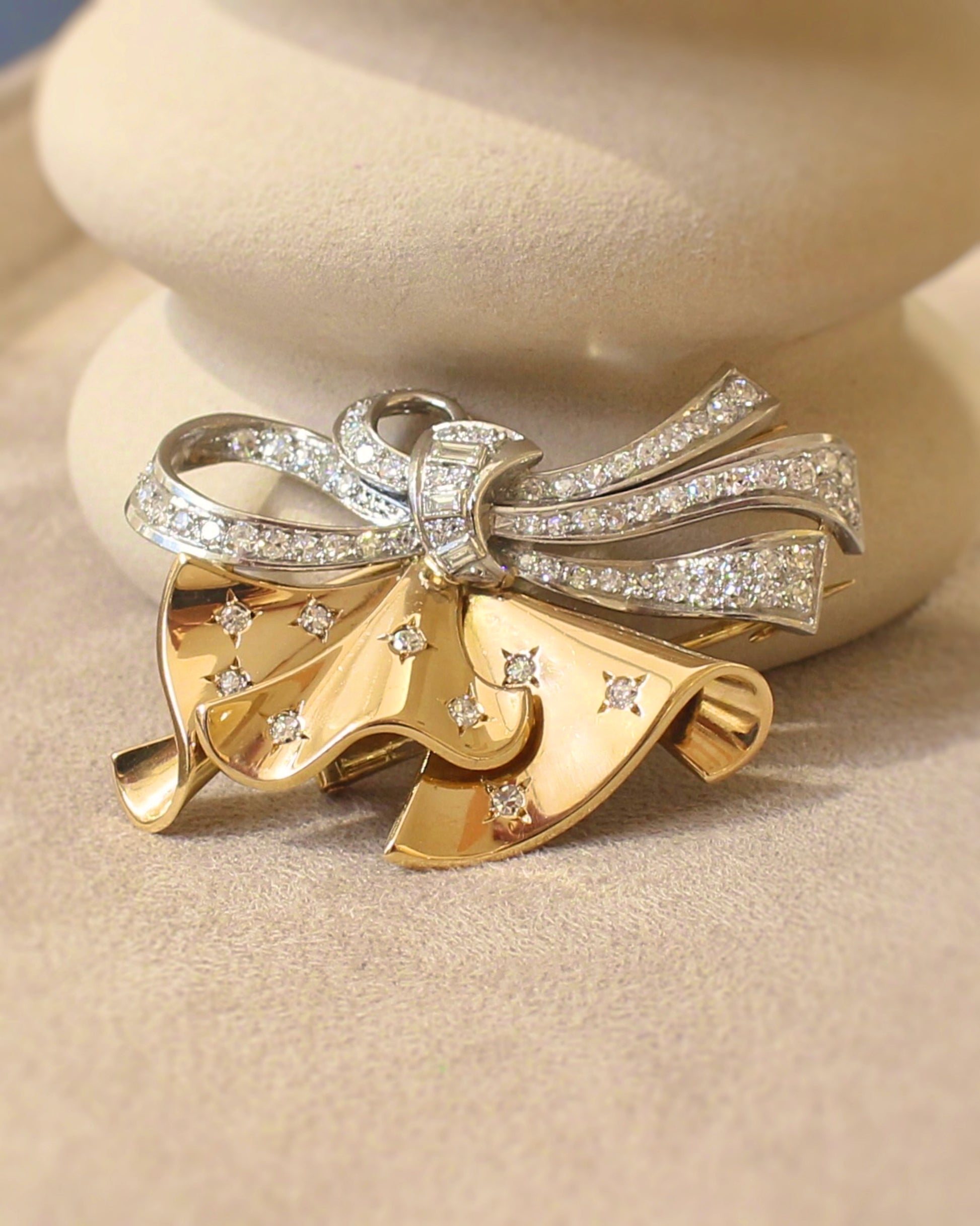 broche ancienne vers 1940 de forme noeud ornée de diamants 
