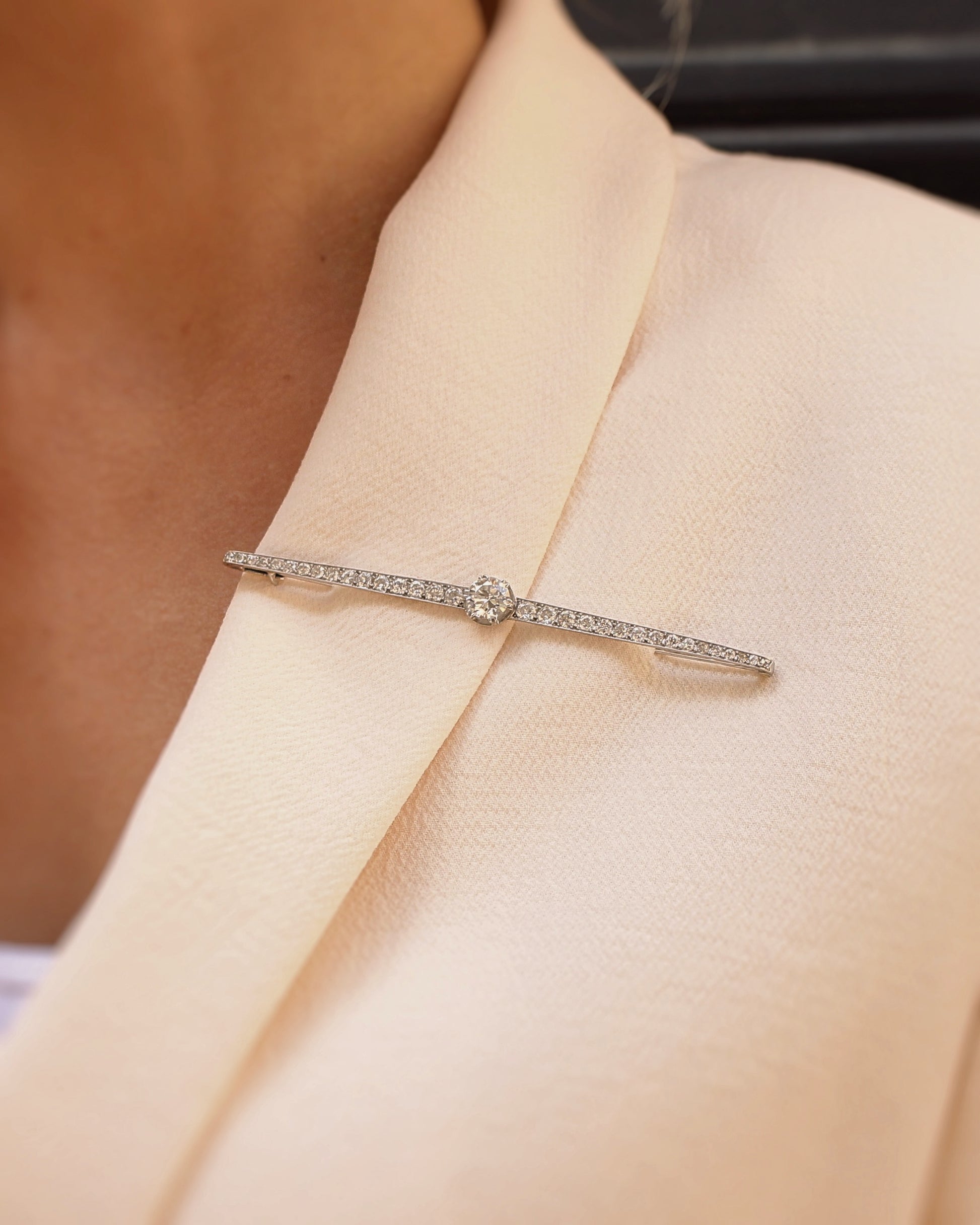 Broche époque Art Déco-vers 1920-diamant central pesant 1,50 carat.
Monture en platine