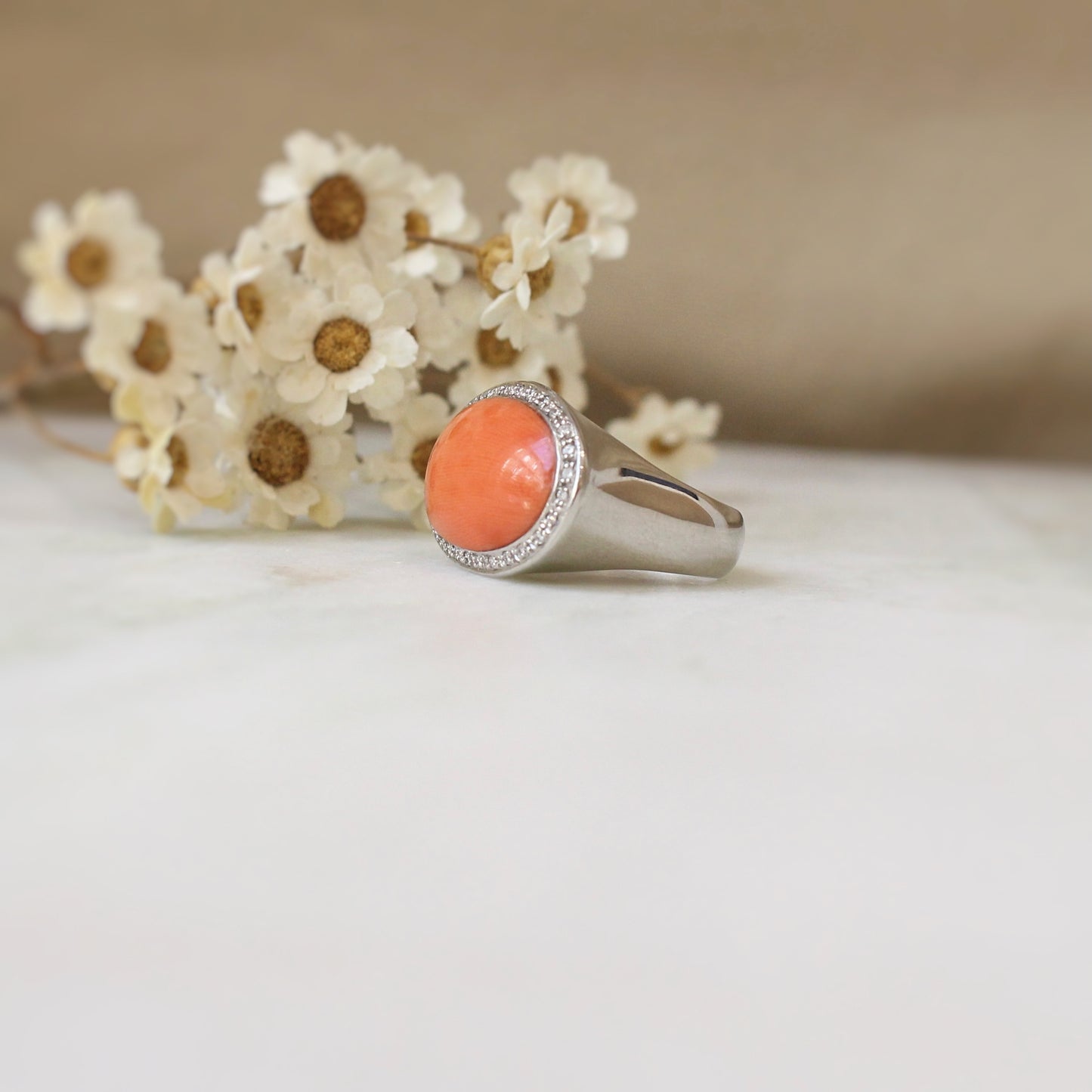 chevalière pour femme avec cabochon de corail entouré de diamants-or blanc 18k