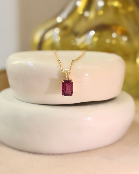 collier pour femme avec pendentif pierre grenat taille rectangle à pans coupés, avec bélière ornée de diamants sur or jaune 18k