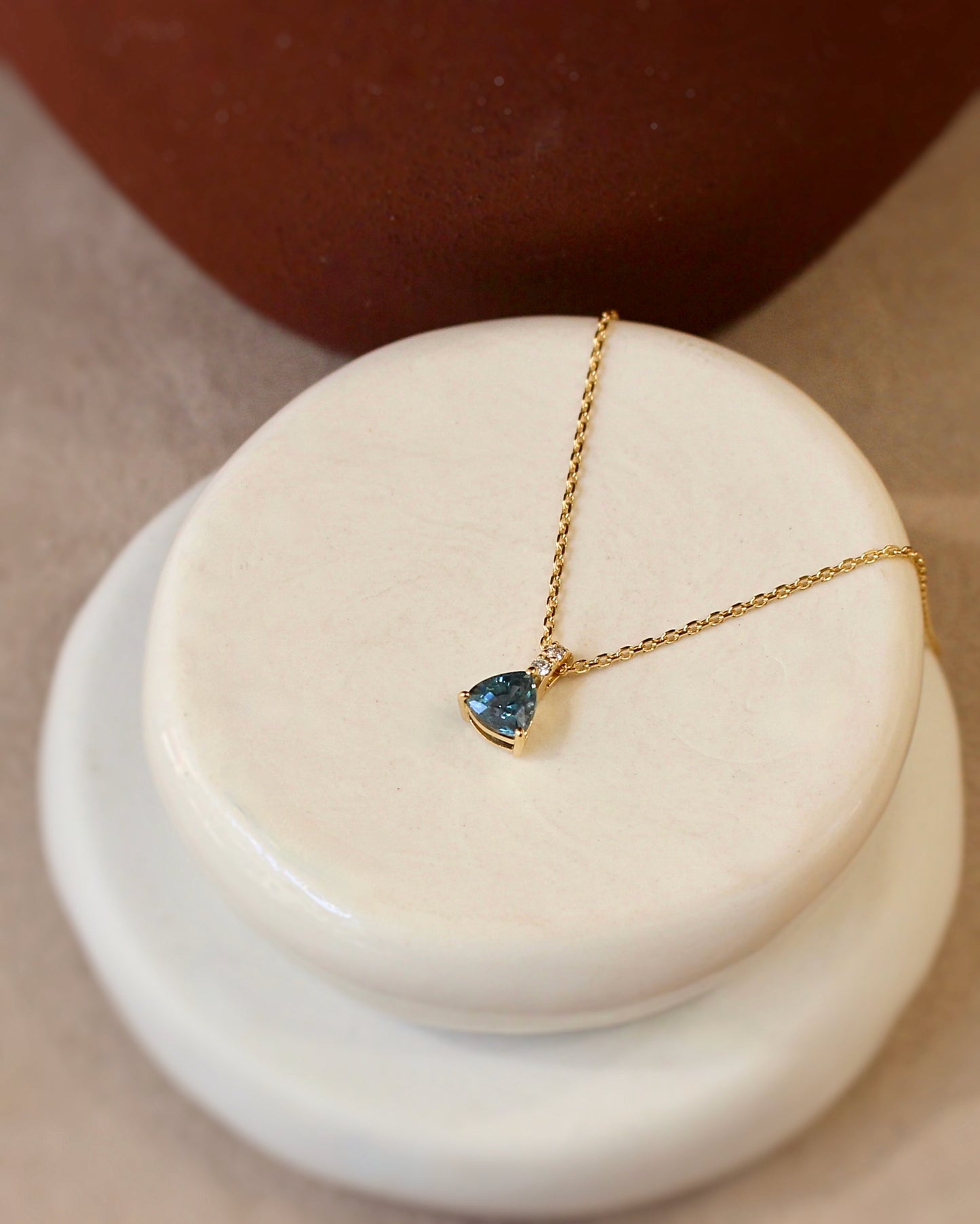 collier en or jaune 18K-pendentif saphir bleu-vert et bélière diamantée