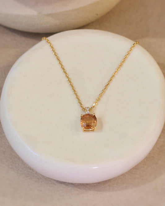 collier fin pour femme avec pendentif pierre fine couleur caramel et diamants- or jaune 18K