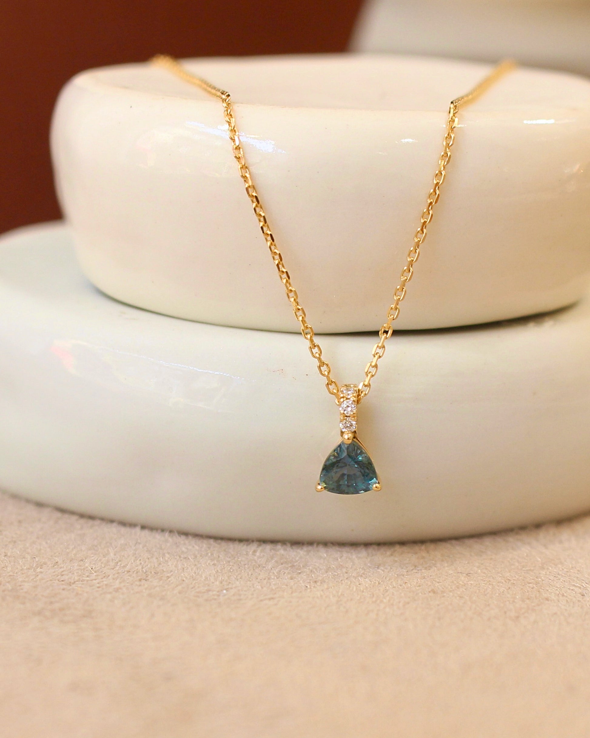 collier or jaune pendentif saphir teal et diamants