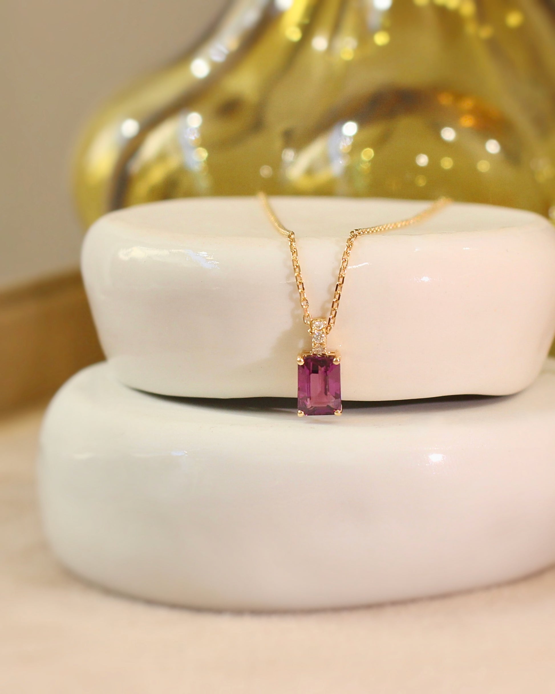 collier pendentif pour femme orné d'un grenat rhodolite et de diamants sur une chaine en or jaune 18k