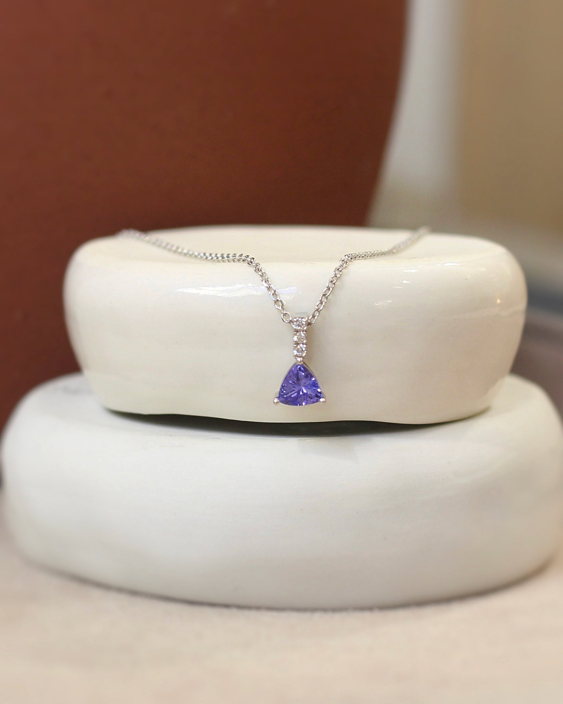 collier pendentif pour femme orné d'une tanzanite et de diamants sur or blanc 18k