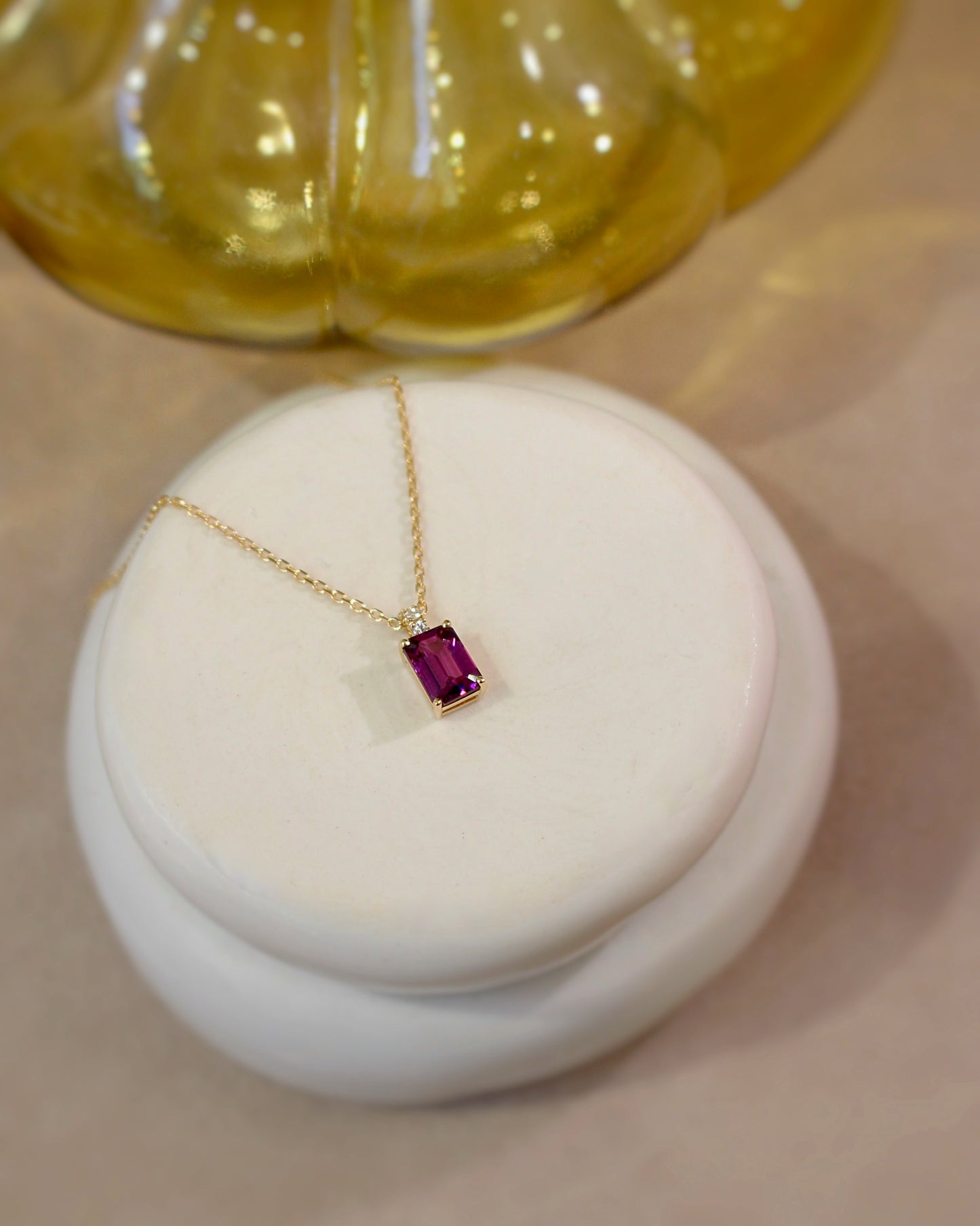 collier pendentif avec pierre grenat couleur violet intense, en serti 4 griffes, et diamants sur une chaine en or jaune 18K