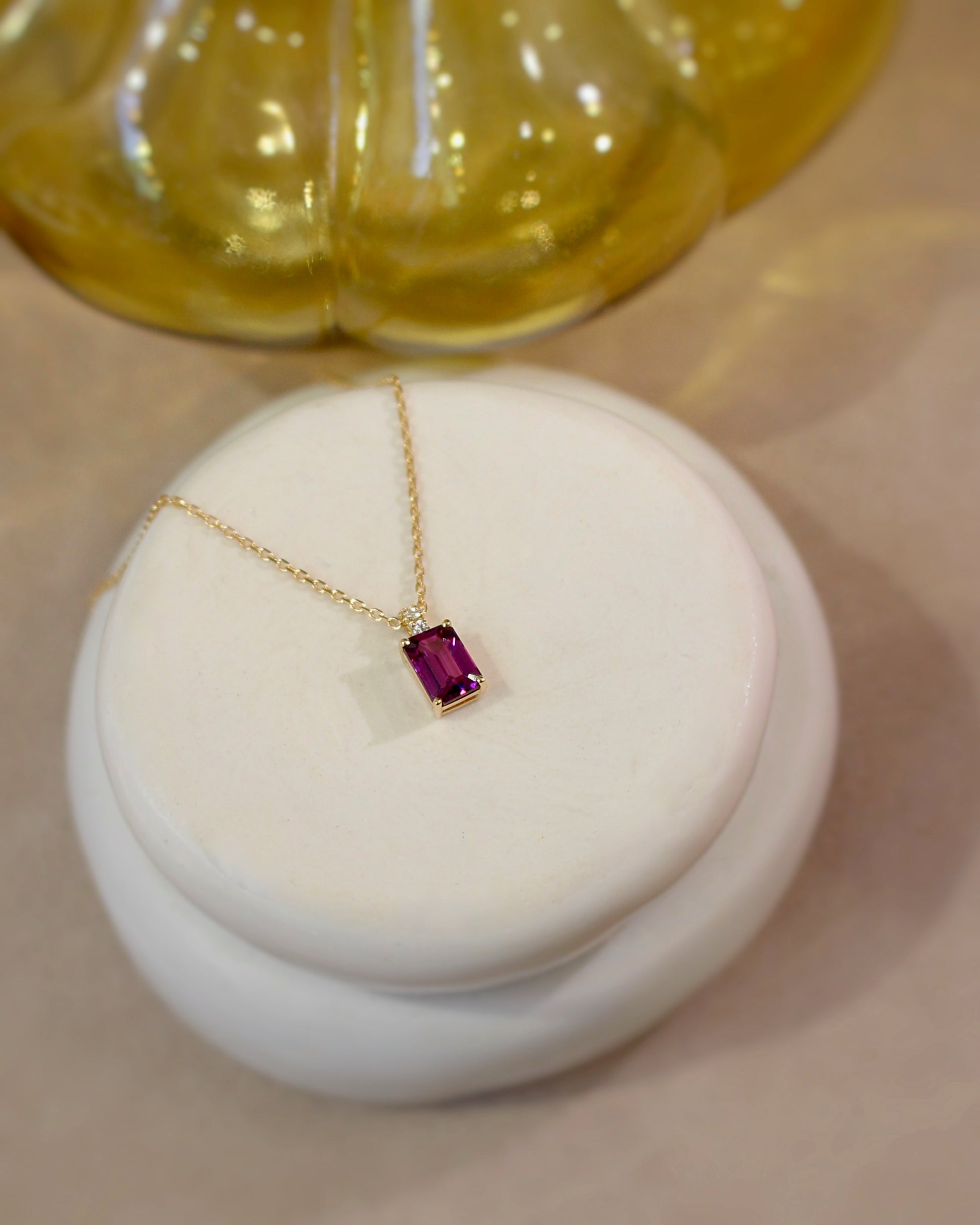 collier pendentif avec pierre grenat couleur violet intense, en serti 4 griffes, et diamants sur une chaine en or jaune 18K
