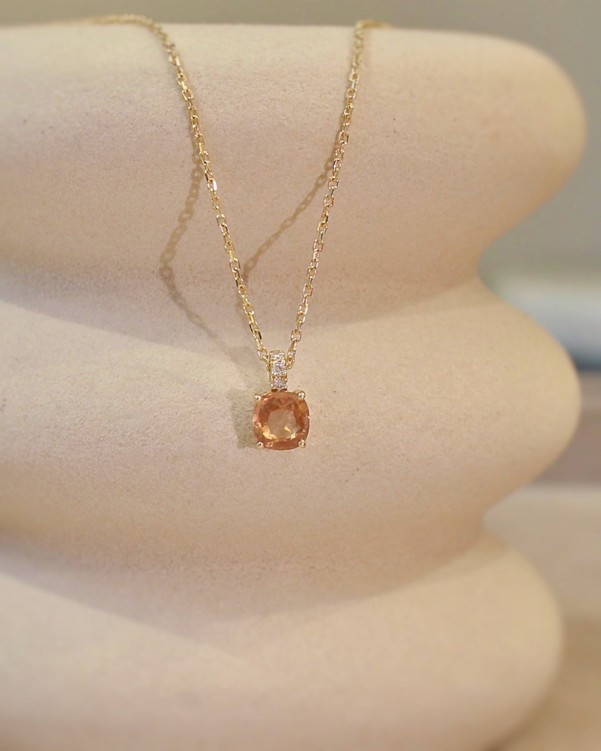 collier pour femme avec pendentif pierre combolite et bélière diamants - or jaune 18k