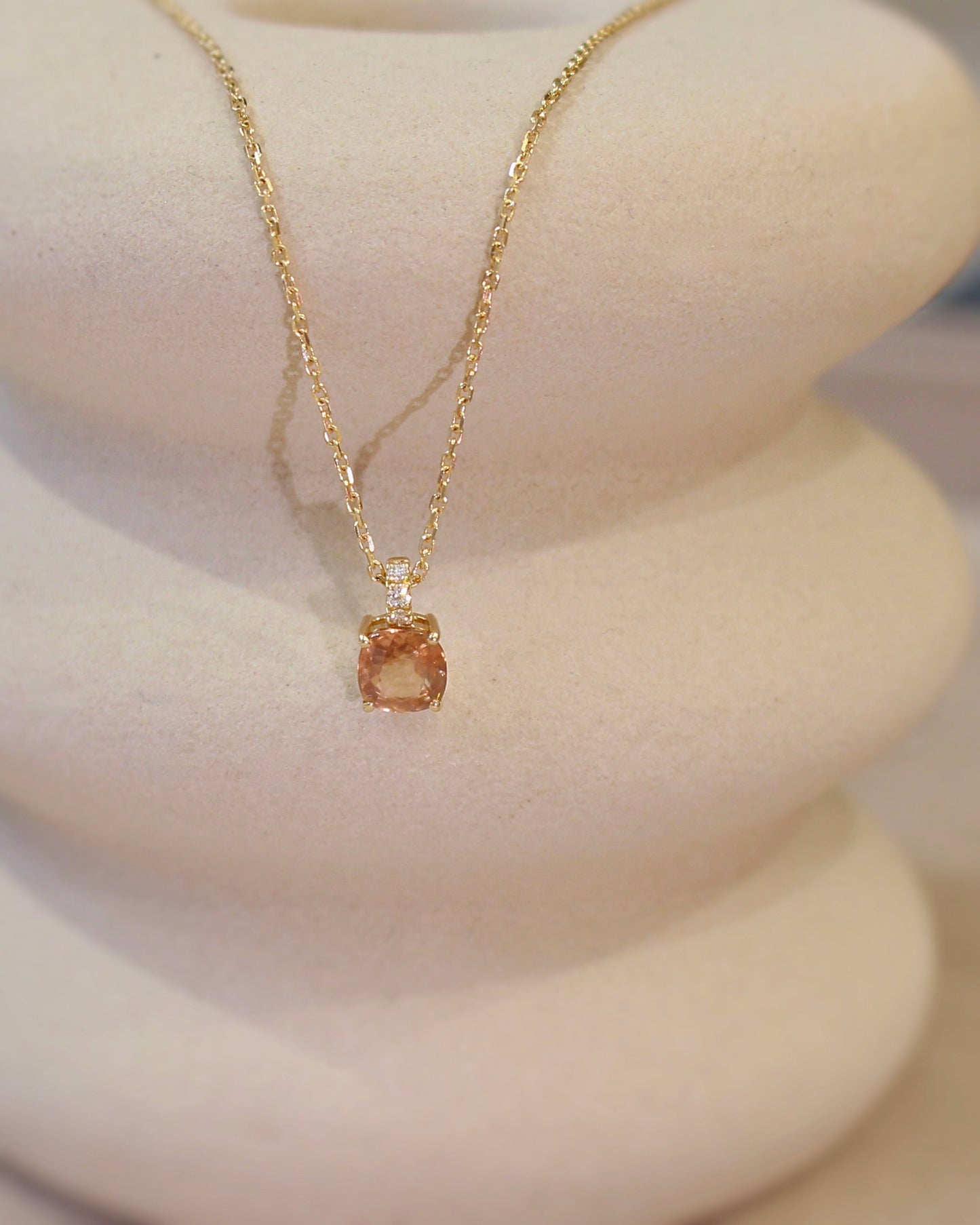 collier pour femme en or jaune orné d'une combolite surmontée d'une bélière diamantée- en or jaune 18k