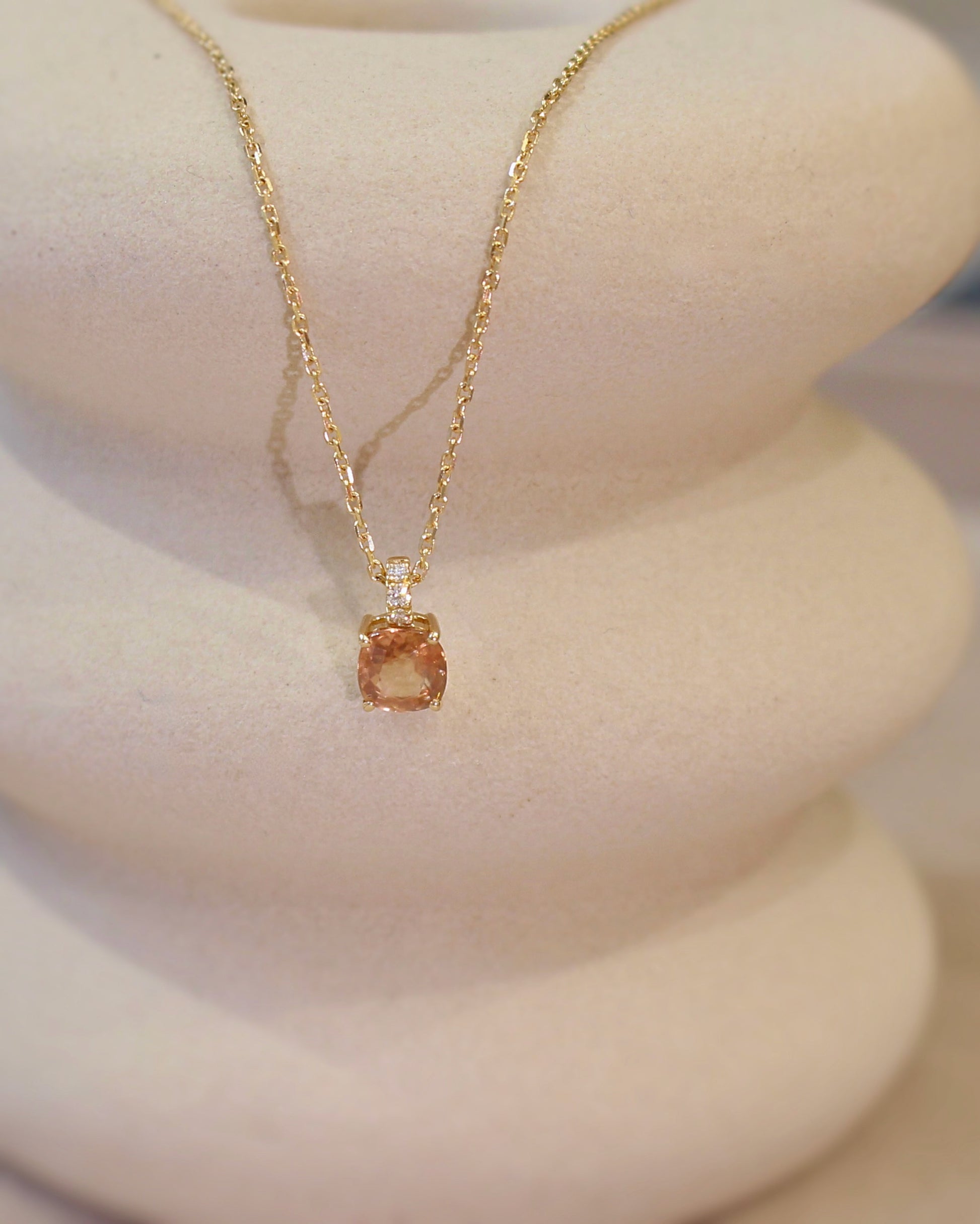 collier pour femme en or jaune orné d'une combolite surmontée d'une bélière diamantée- en or jaune 18k