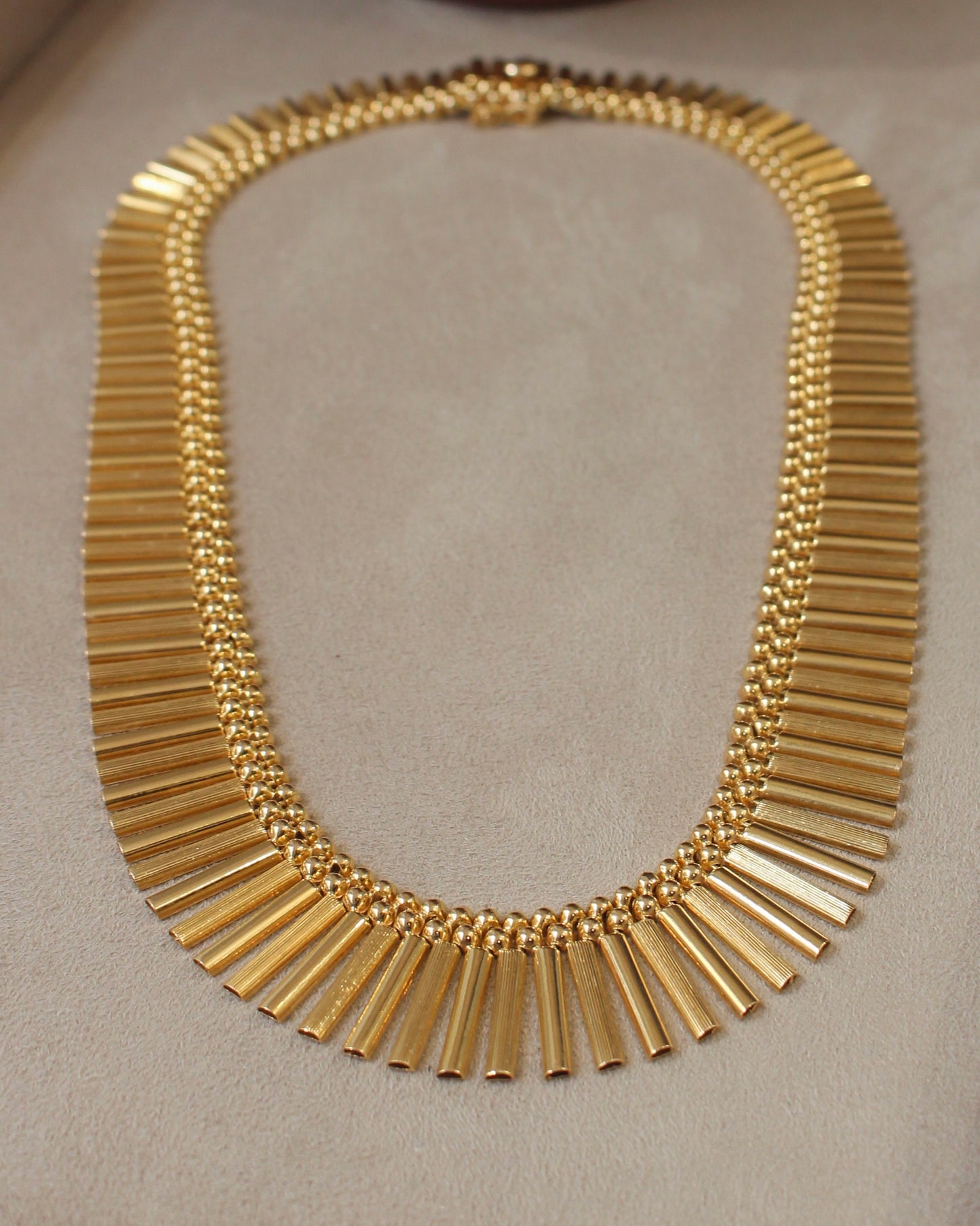 collier pour femme en or aune vers 1950- collier style draperie - tubes et billes d'or