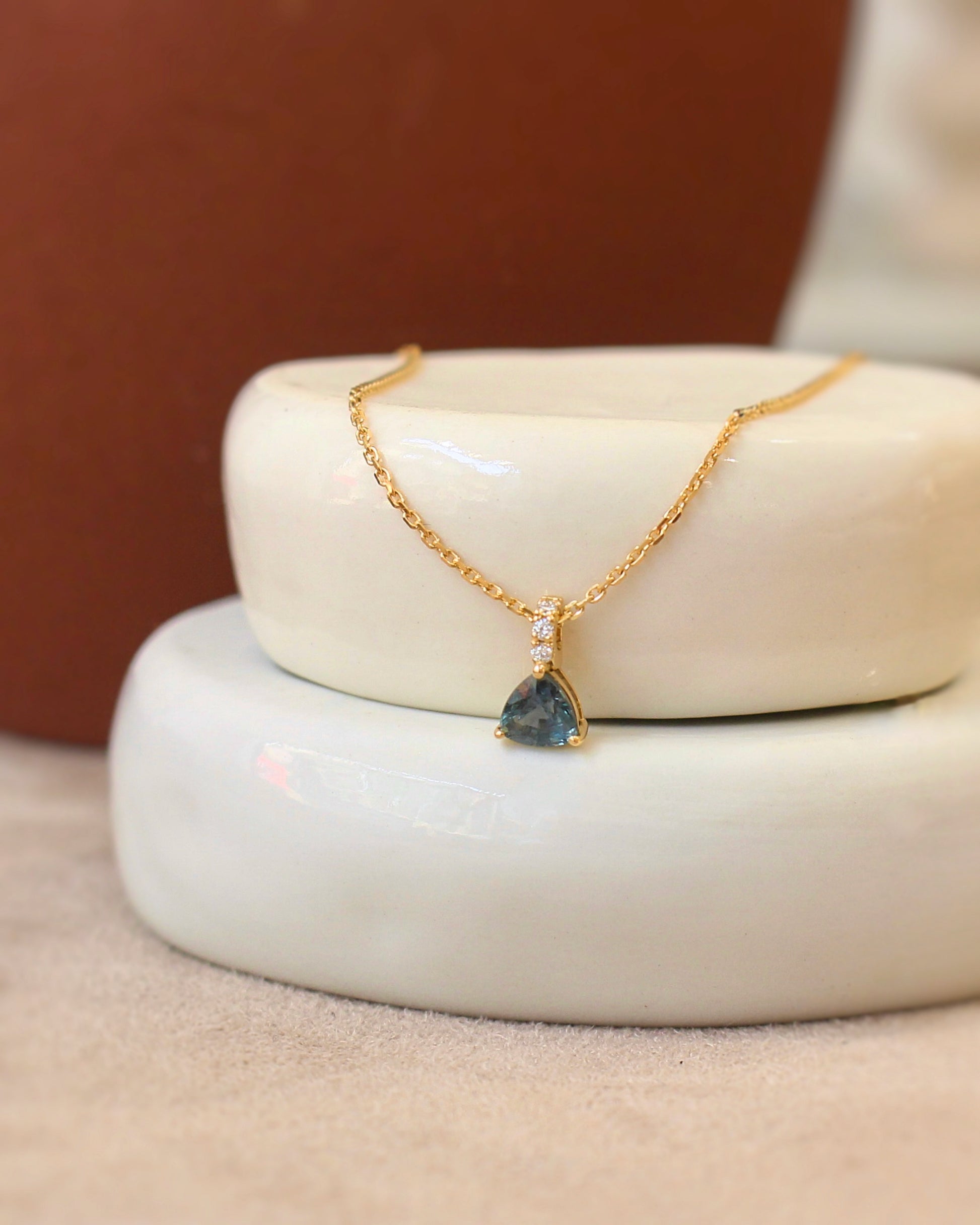 collier saphir bleu vert et diamants sur or jaune
