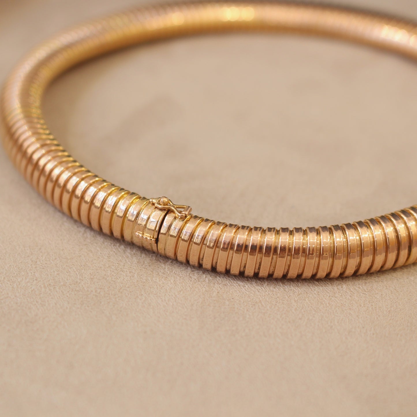 collier tubogaz en or rose vers 1940 fermeture à cliquet et huit de sécurité