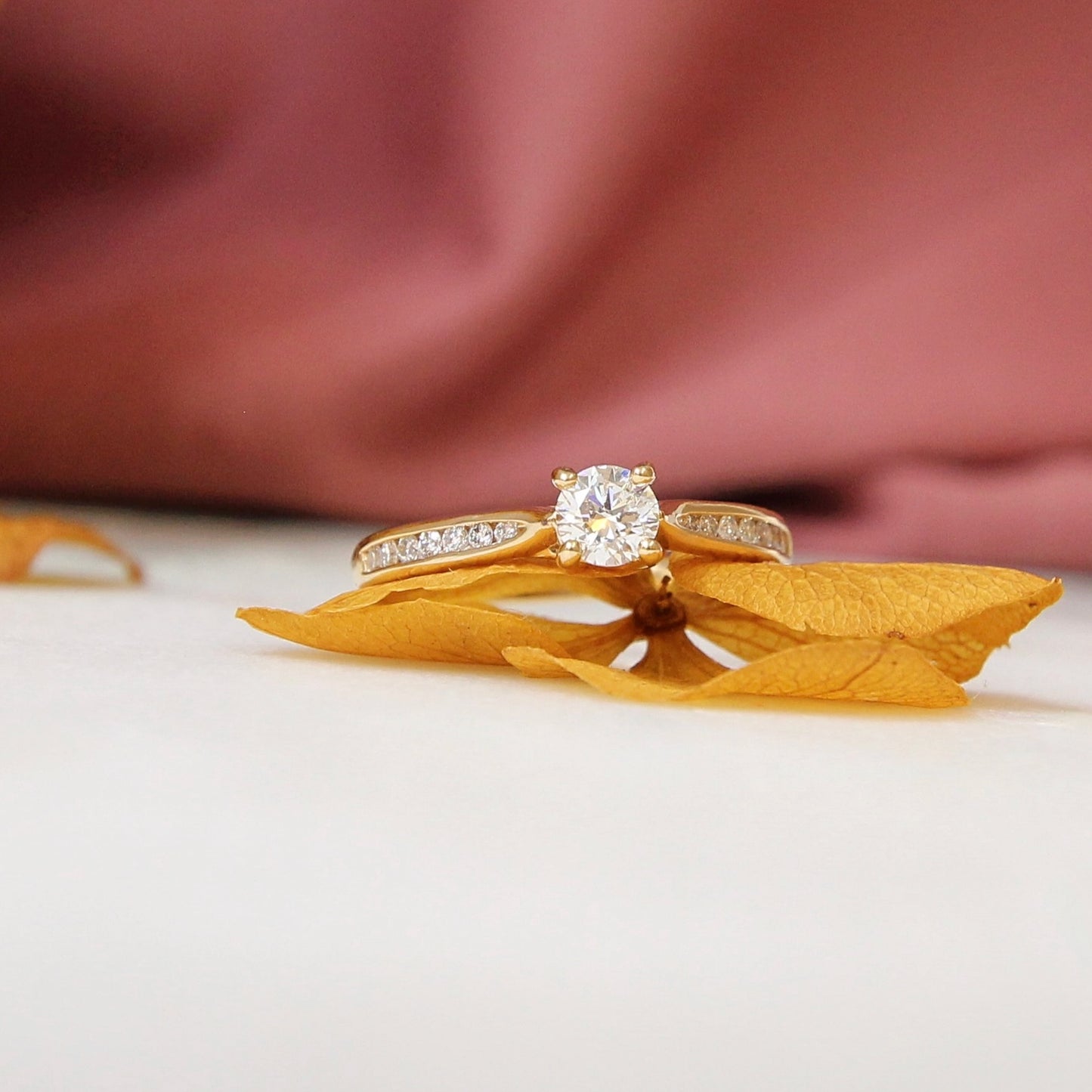 elegante   et intemporelle bague de fiançailles en diamants et or jaune