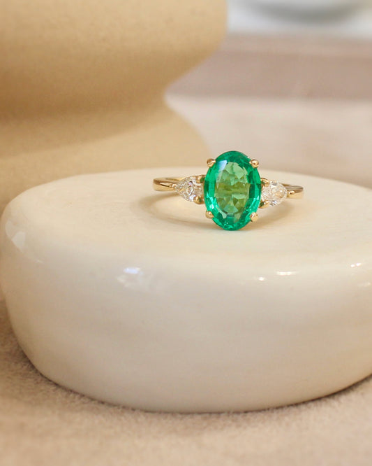 émeraude taille ovale de 2,12 carats et deux diamants taille poire - monture en or jaune