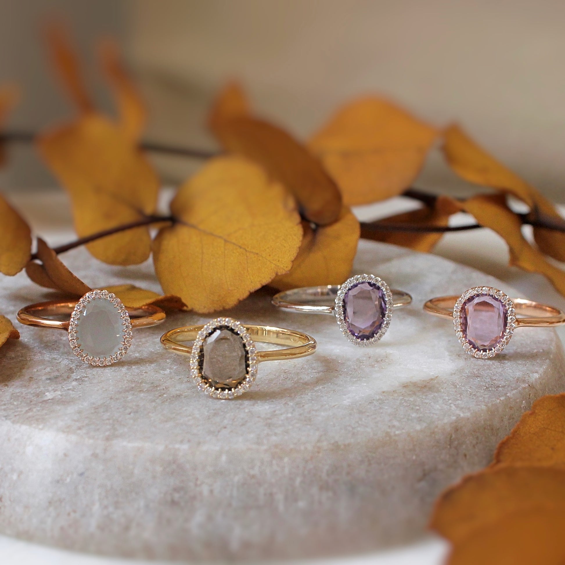 ensemble de bagues pierres fines et entourage diamants sur montures en or 18k