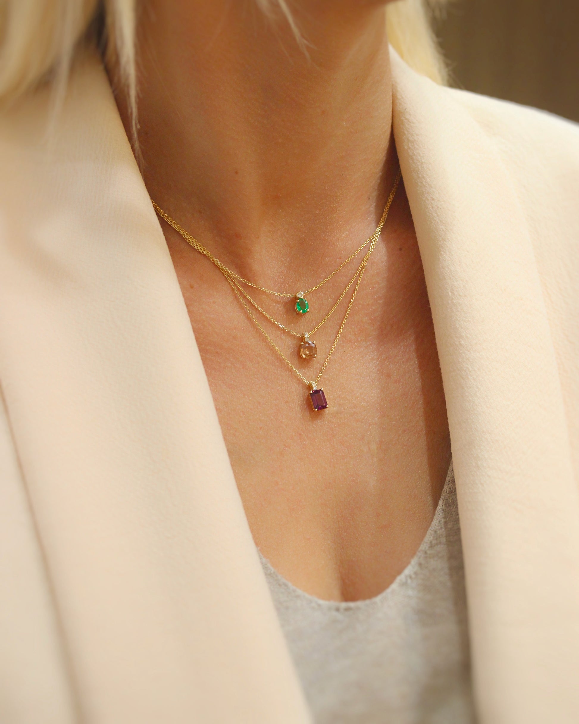 ensemble de 3 colliers pour femme en or jaune avec des pendentifs pierres de couleur et diamants