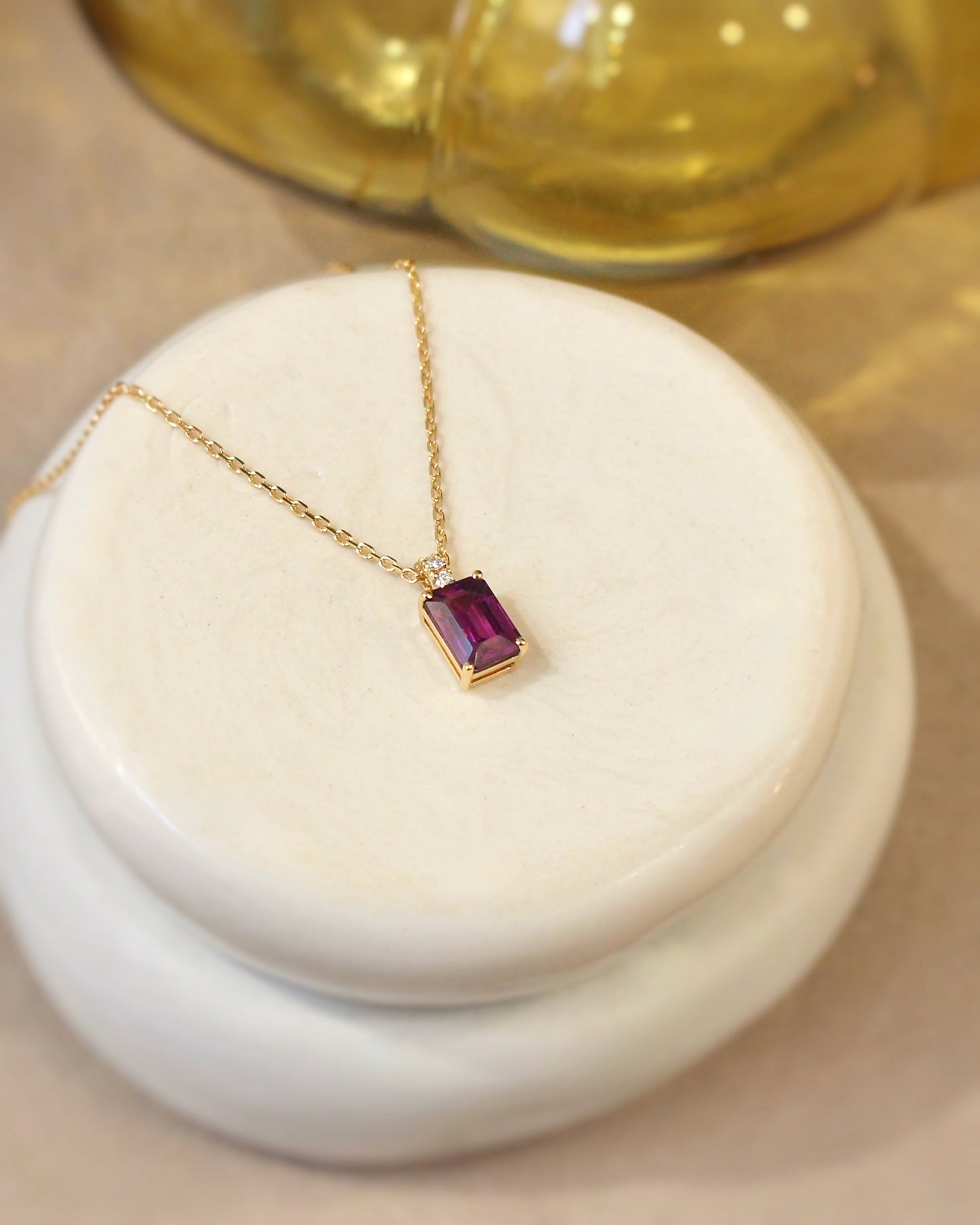 grenat rhodolite couleur violet intense avec une bélière diamantée- collier pendentif coulissant en or jaune 18k
