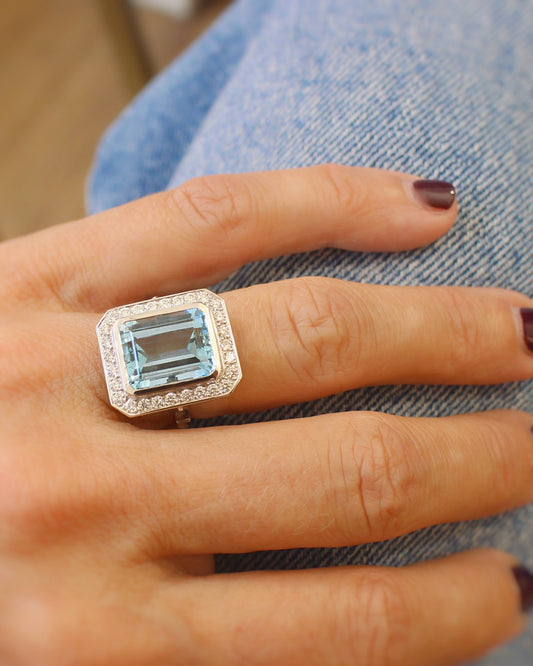 grosse aigue marine entourée de diamants- bague style Art Déco en or blanc

