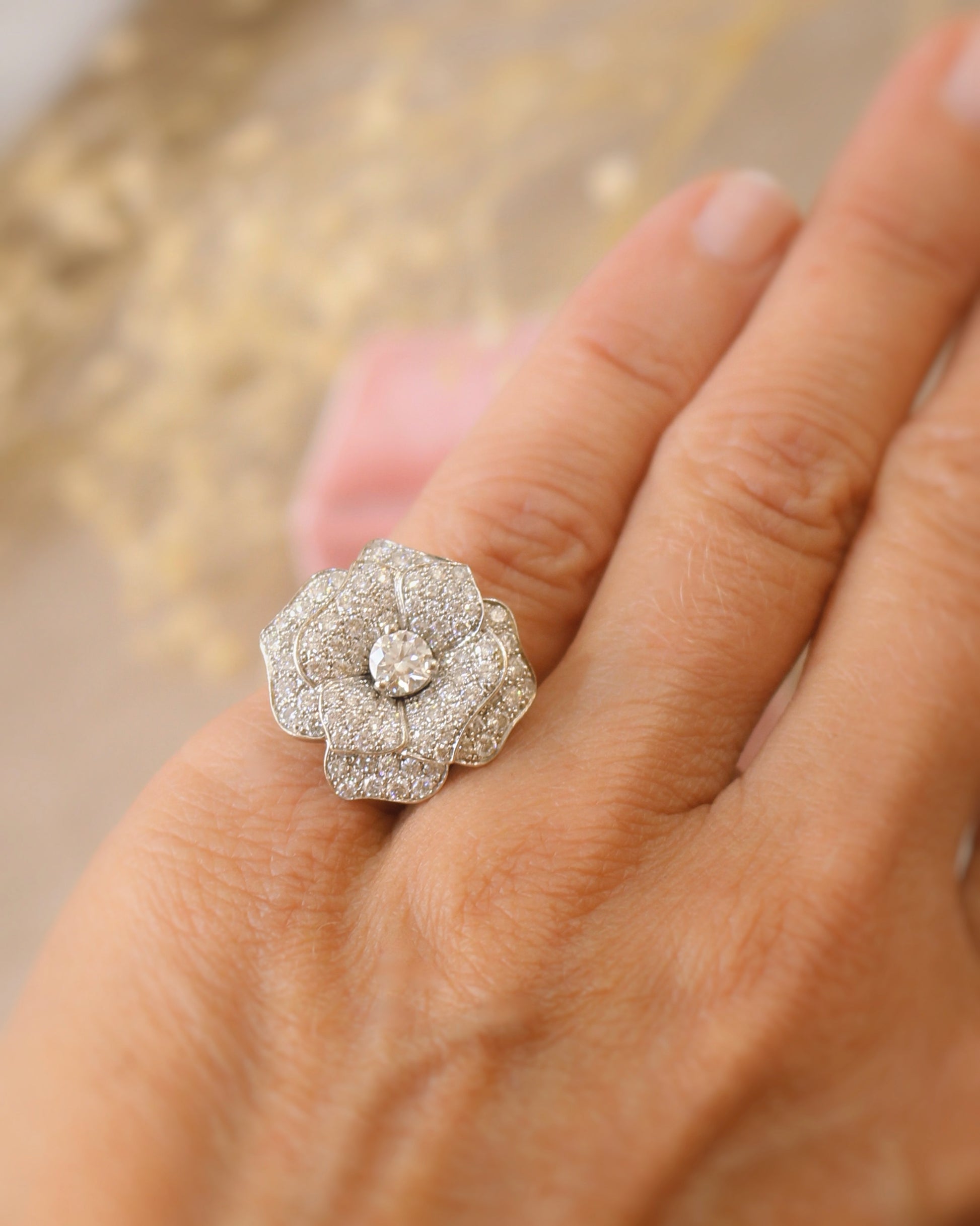 importante bague fleur - entièrement pavée de diamants