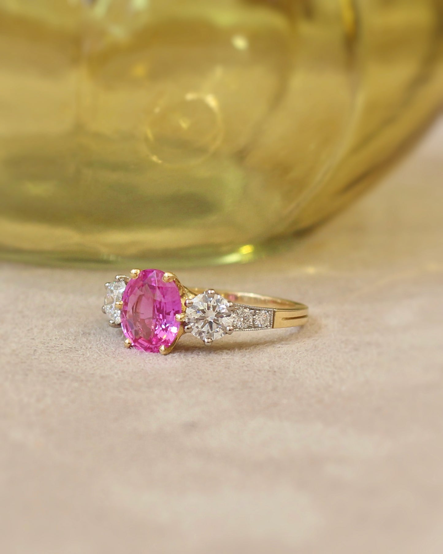 important saphir rose taille ovale et deux importants diamants taille brillant - bague trilogie pour demande en mariage ou bague de naissance- or jaune et platine