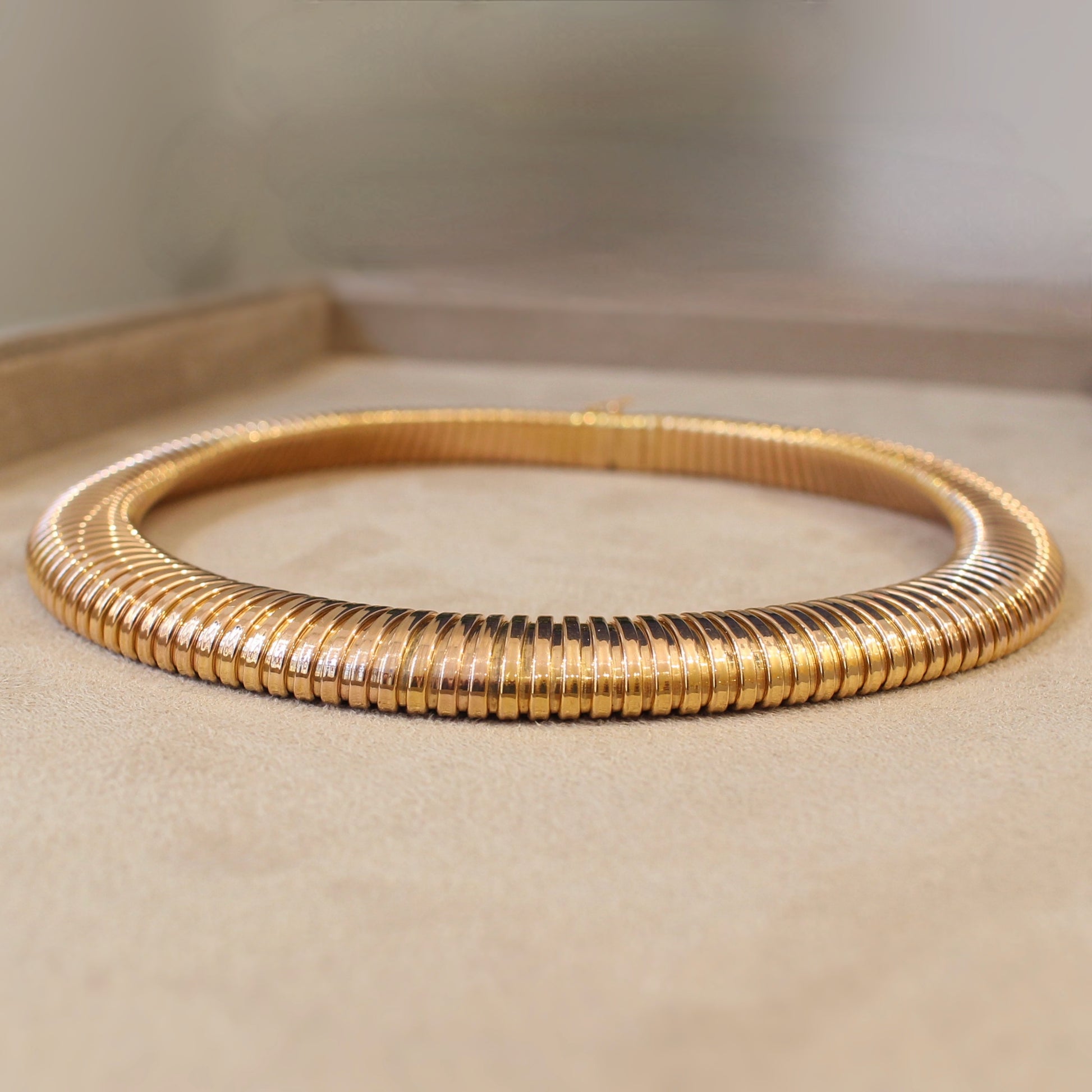 magnifique collier tubogaz- vers 1940 en parfait état. maille souple en or rose 18k