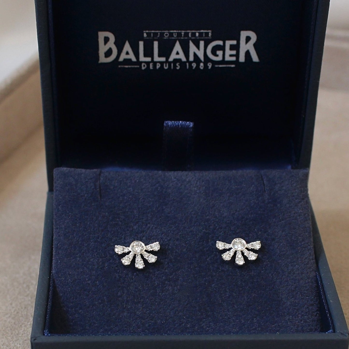 petites puces d oreilles en diamants sur or blanc pour femme - 