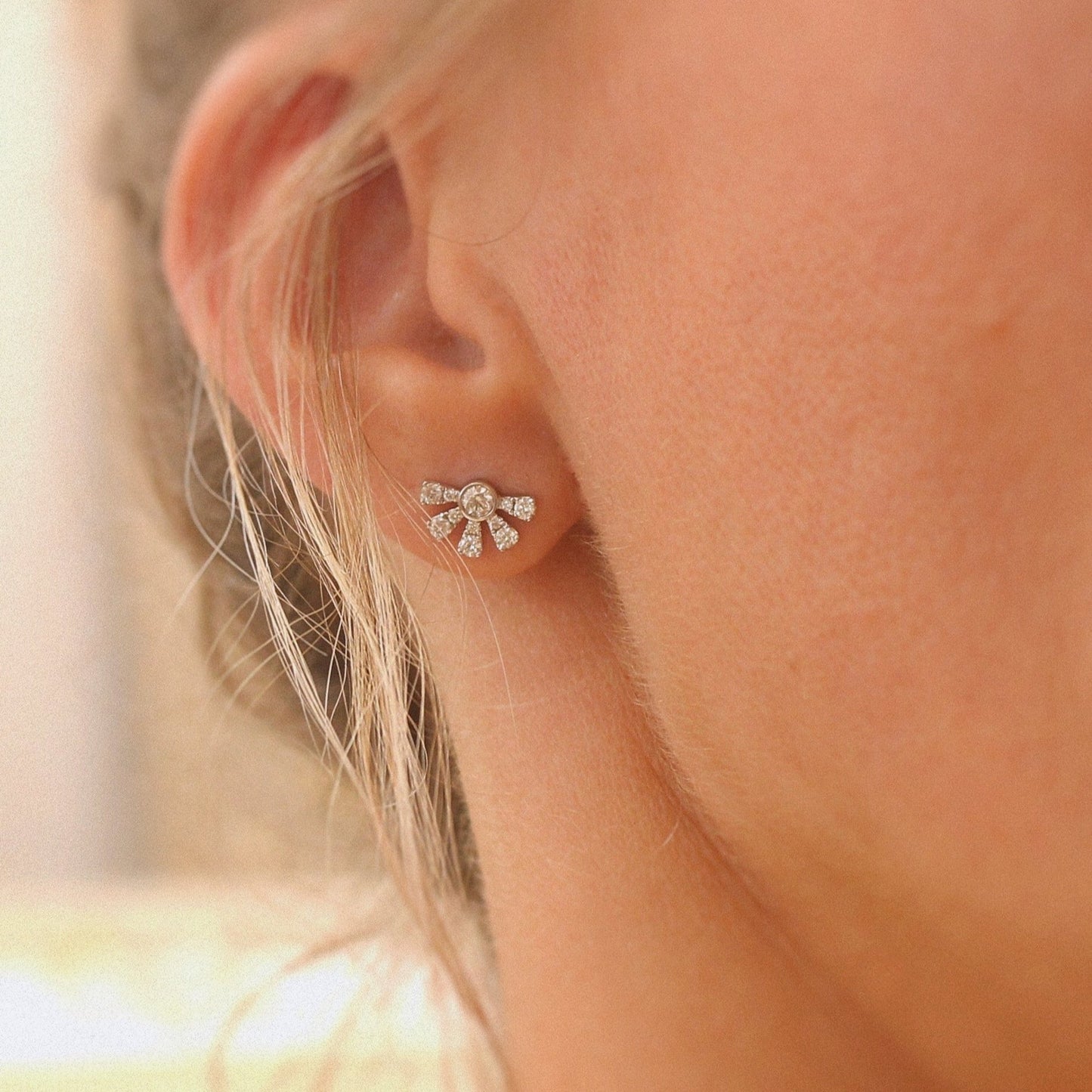 puces d'oreilles diamants pour femme-monture en or blanc 18K